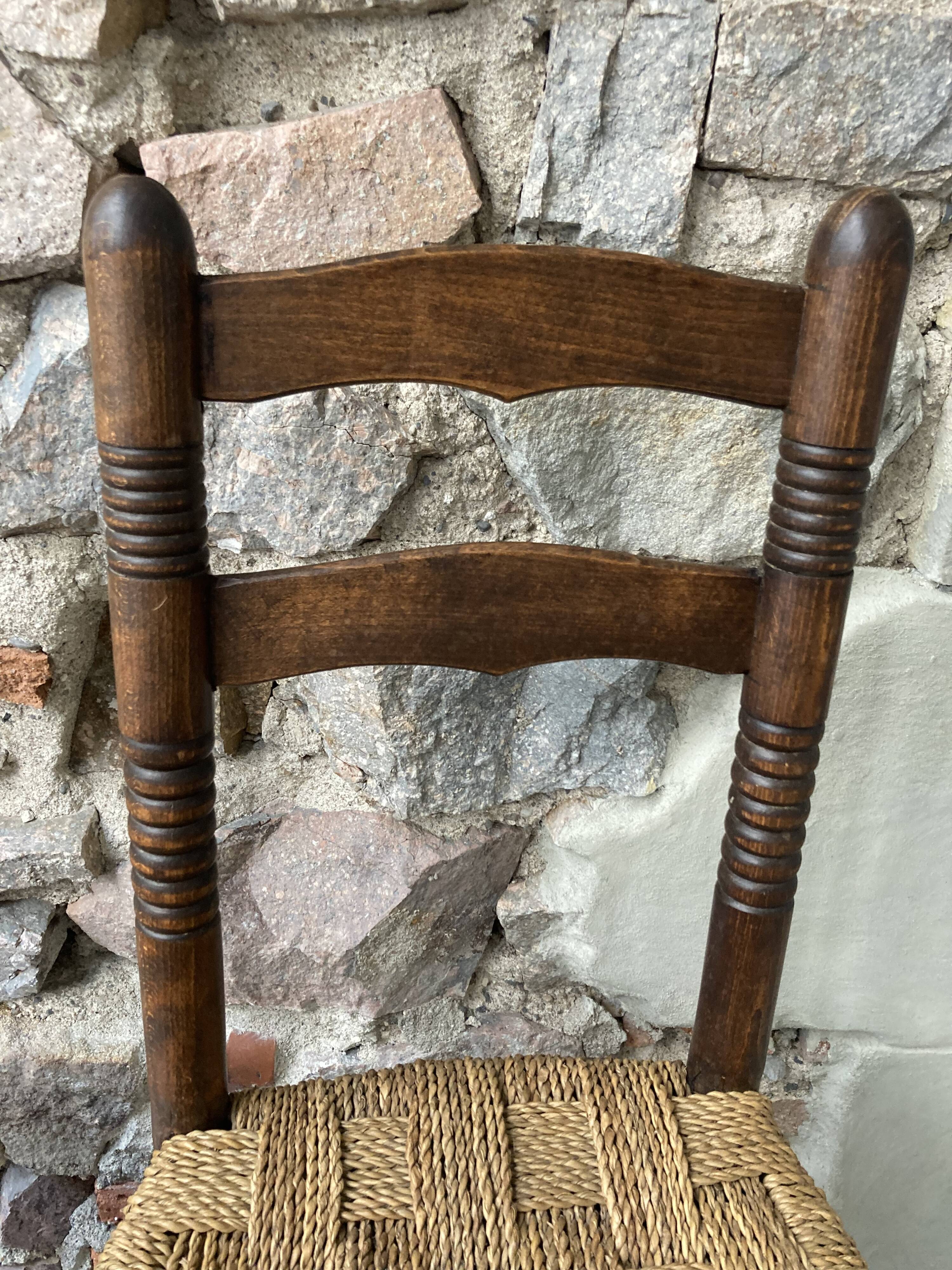 Duo de chaises en bois tourné et corde tressée, années 50-60