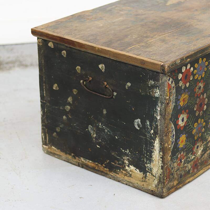 Coffre de mariage peint d'art populaire