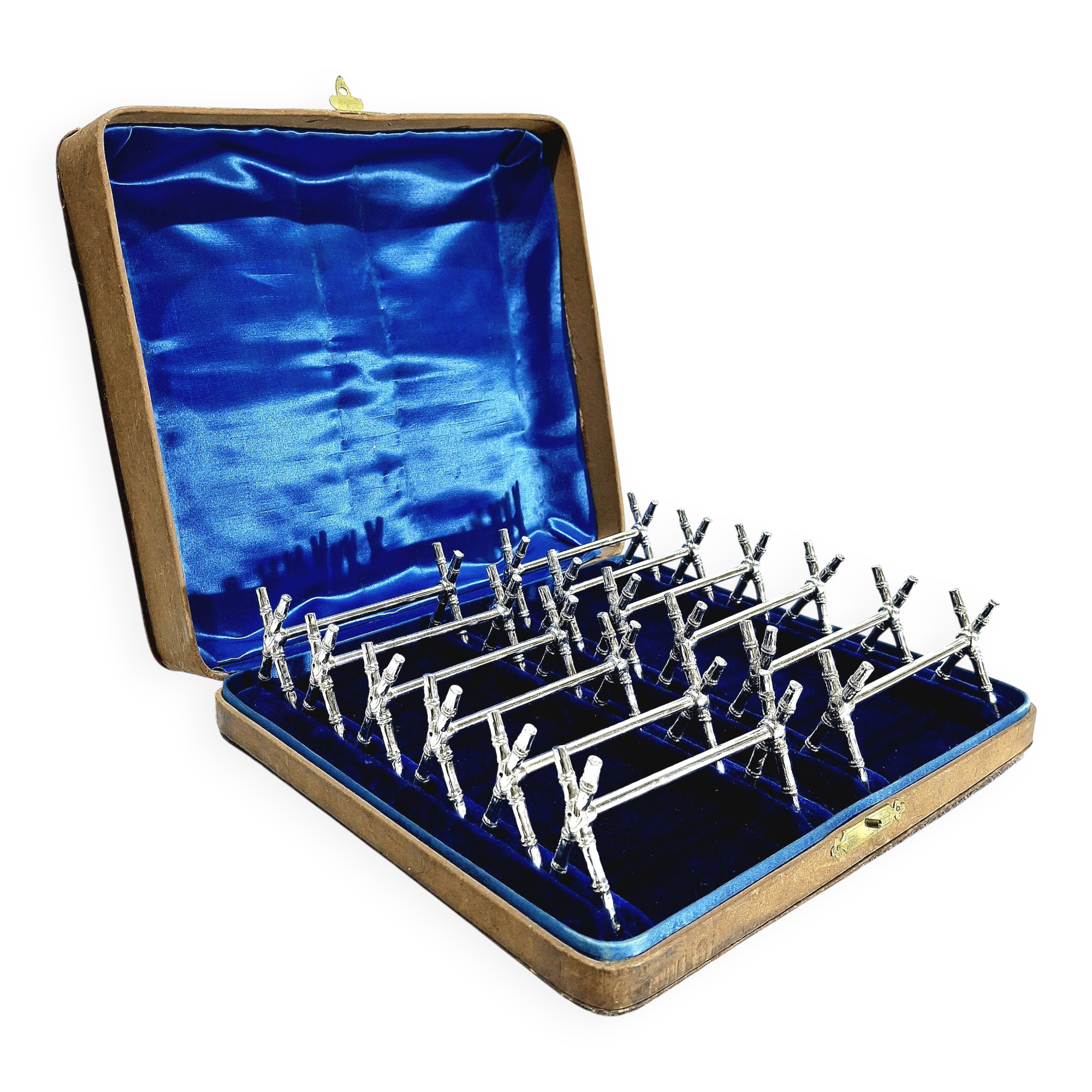 12 silver-plated metal knife handles, in a case.