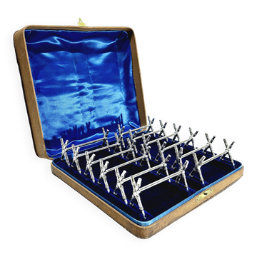 12 silver-plated metal knife handles, in a case.
