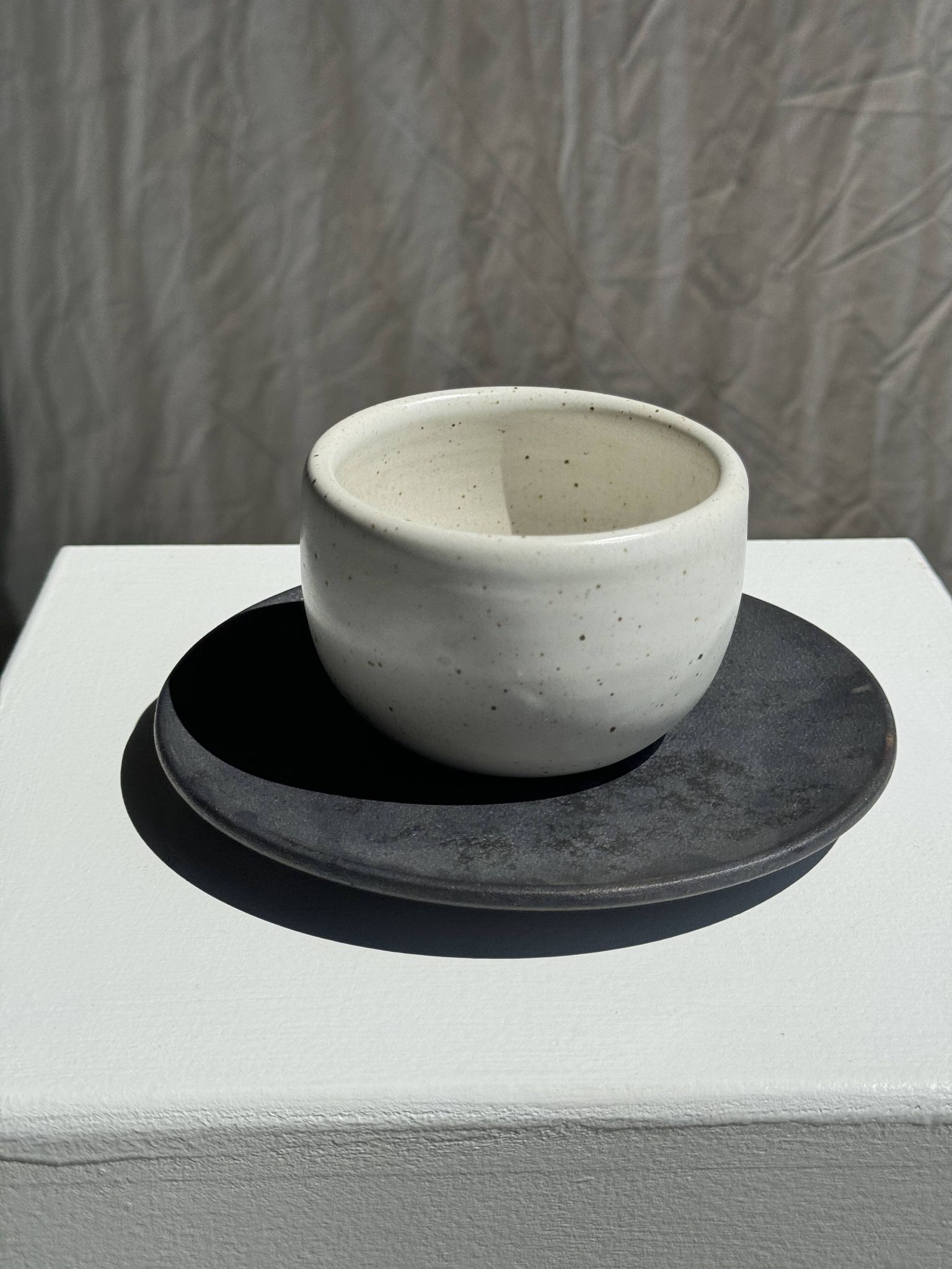 Tasse blanche en céramique indonésienne et soucoupe grise