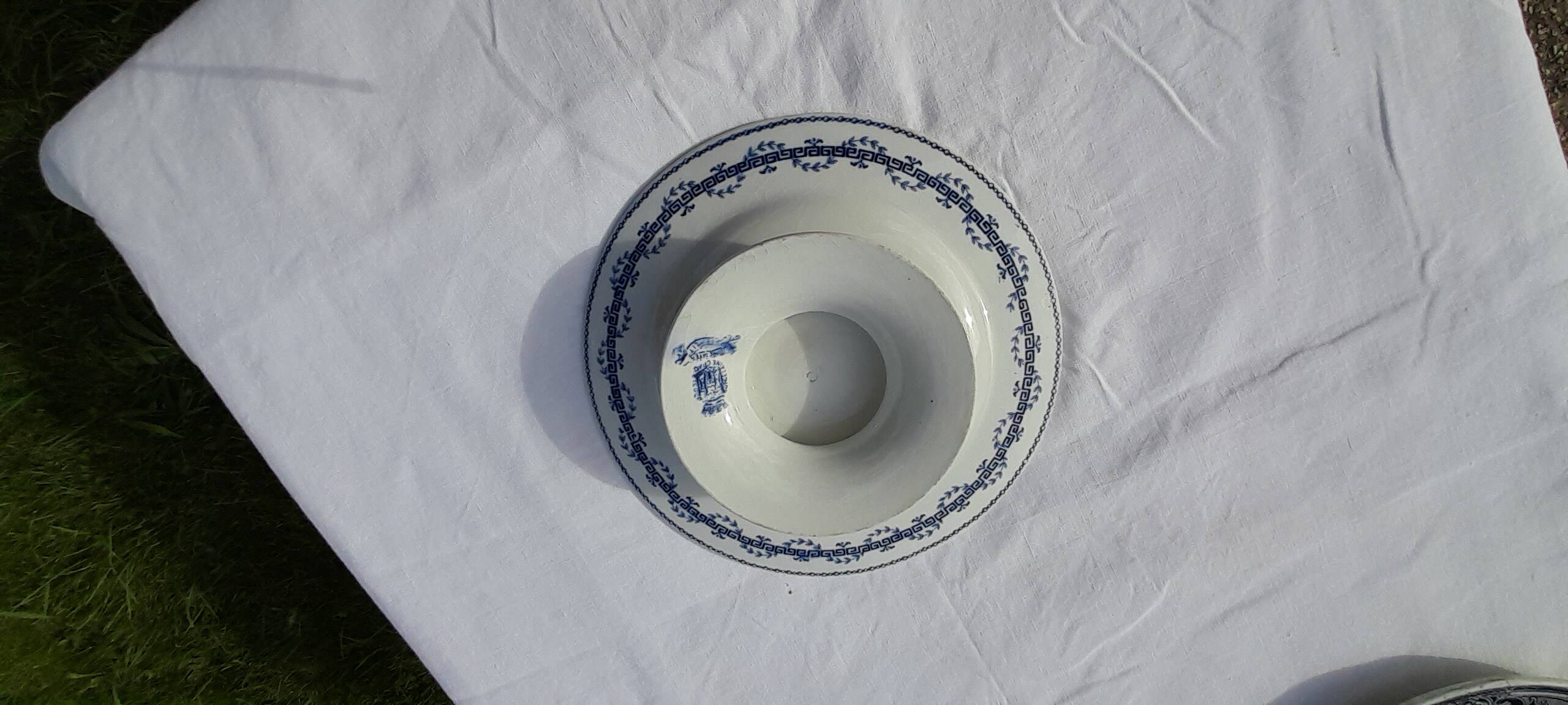 Dish on pedestal in opaque Gien porcelain, Austerlitz model Terre de fer, diam. 23 cm
