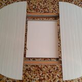 Extendable round formica table