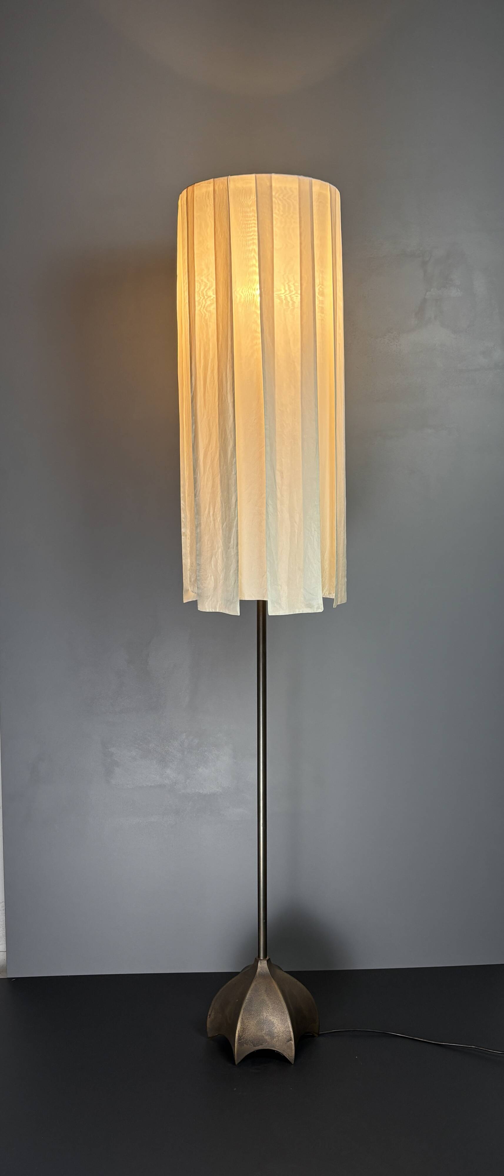 Brutalist bronze floor lamp, Dutch design by Jan des Bouvrie for Quasar