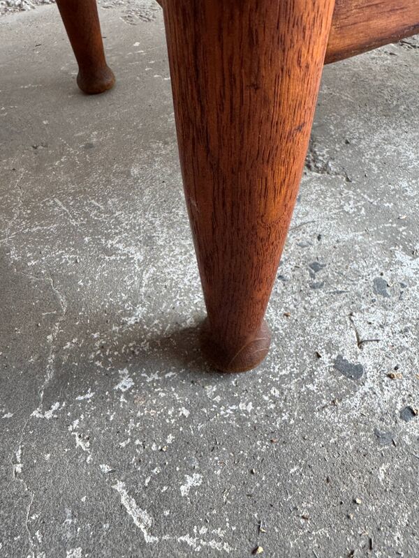 Table basse vintage en chêne avec plateau en ardoise foncée — Structure en chêne chaleureux et plateau en ardoise anthracite