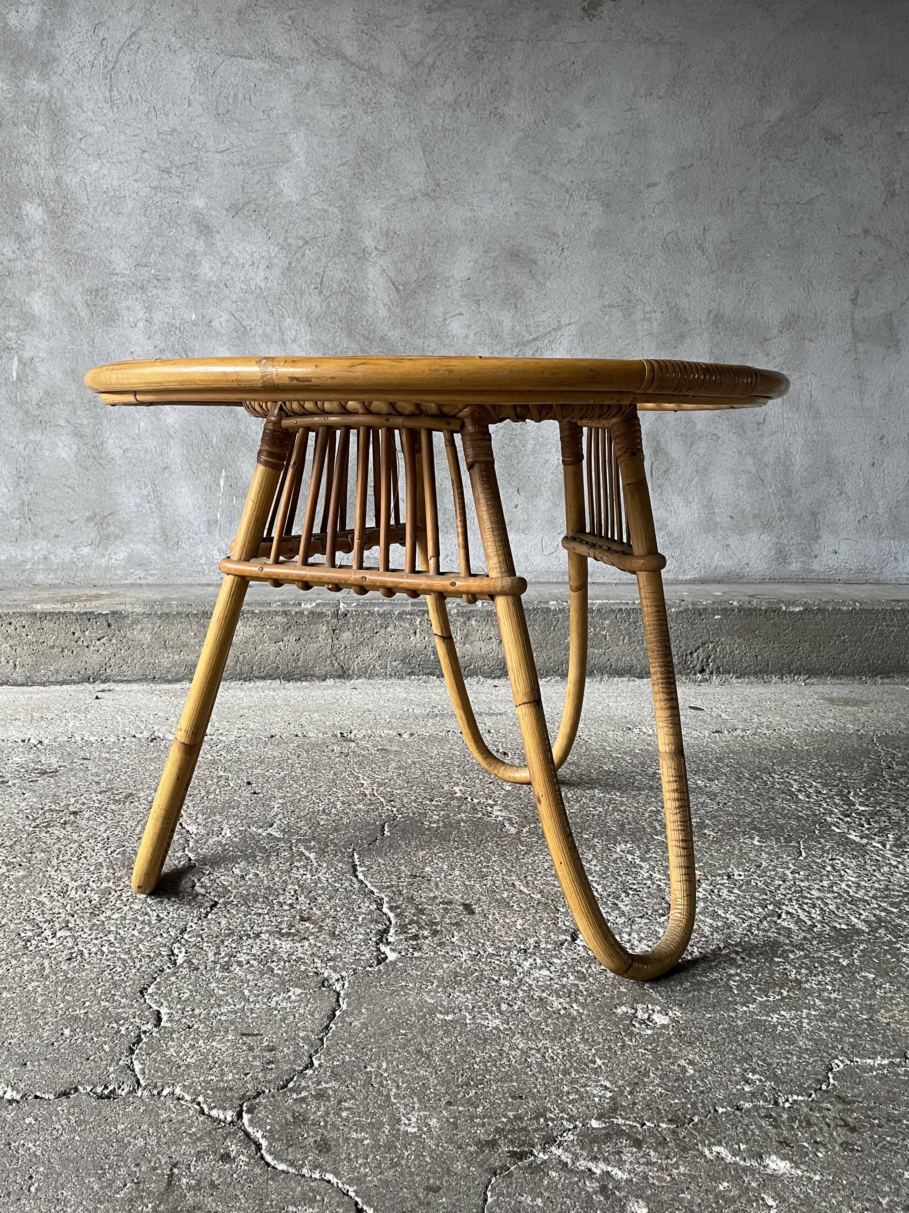 Round coffee table in rattan and glass tray