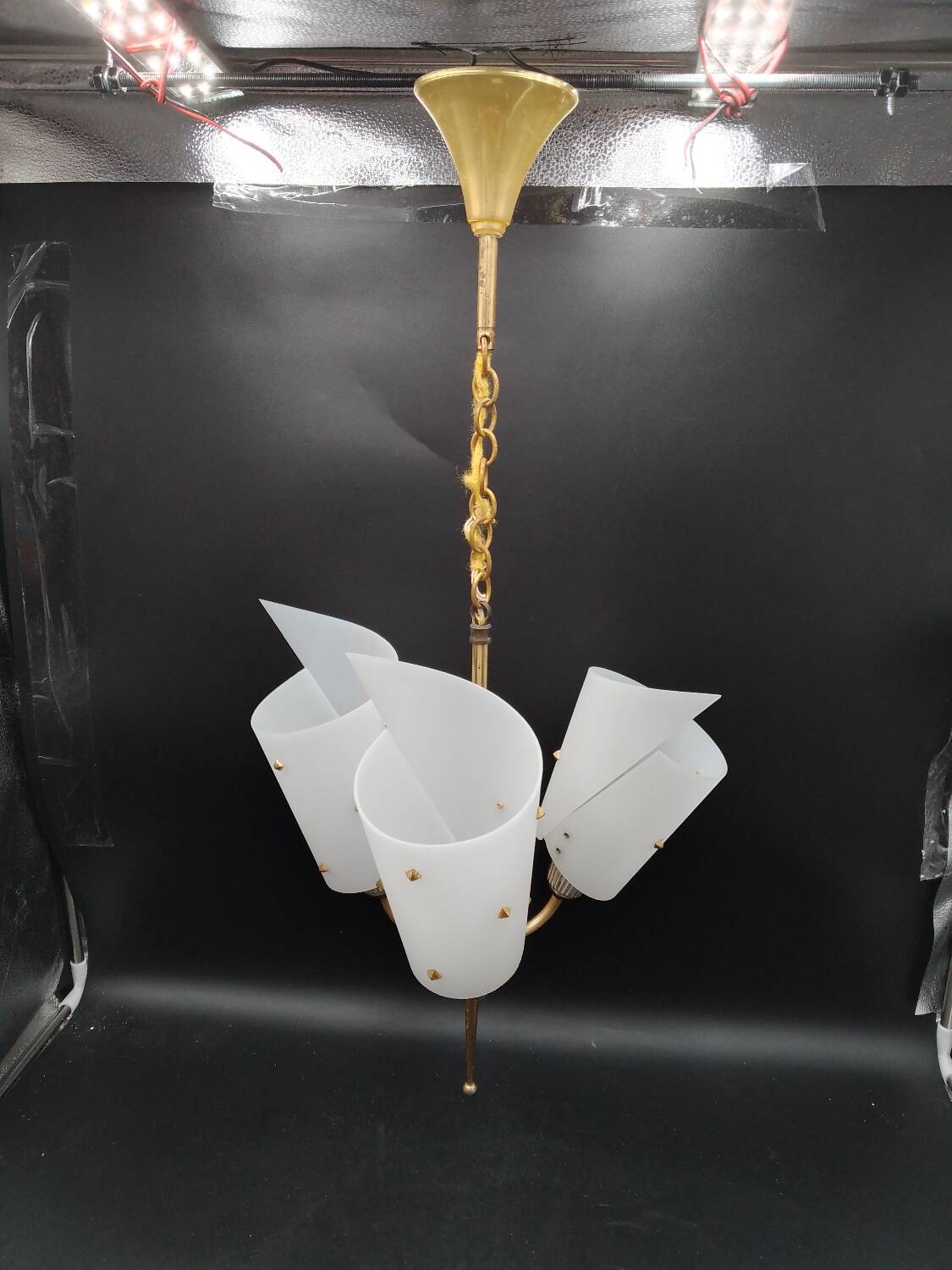 3-light chandelier in brass and plastic, 1960