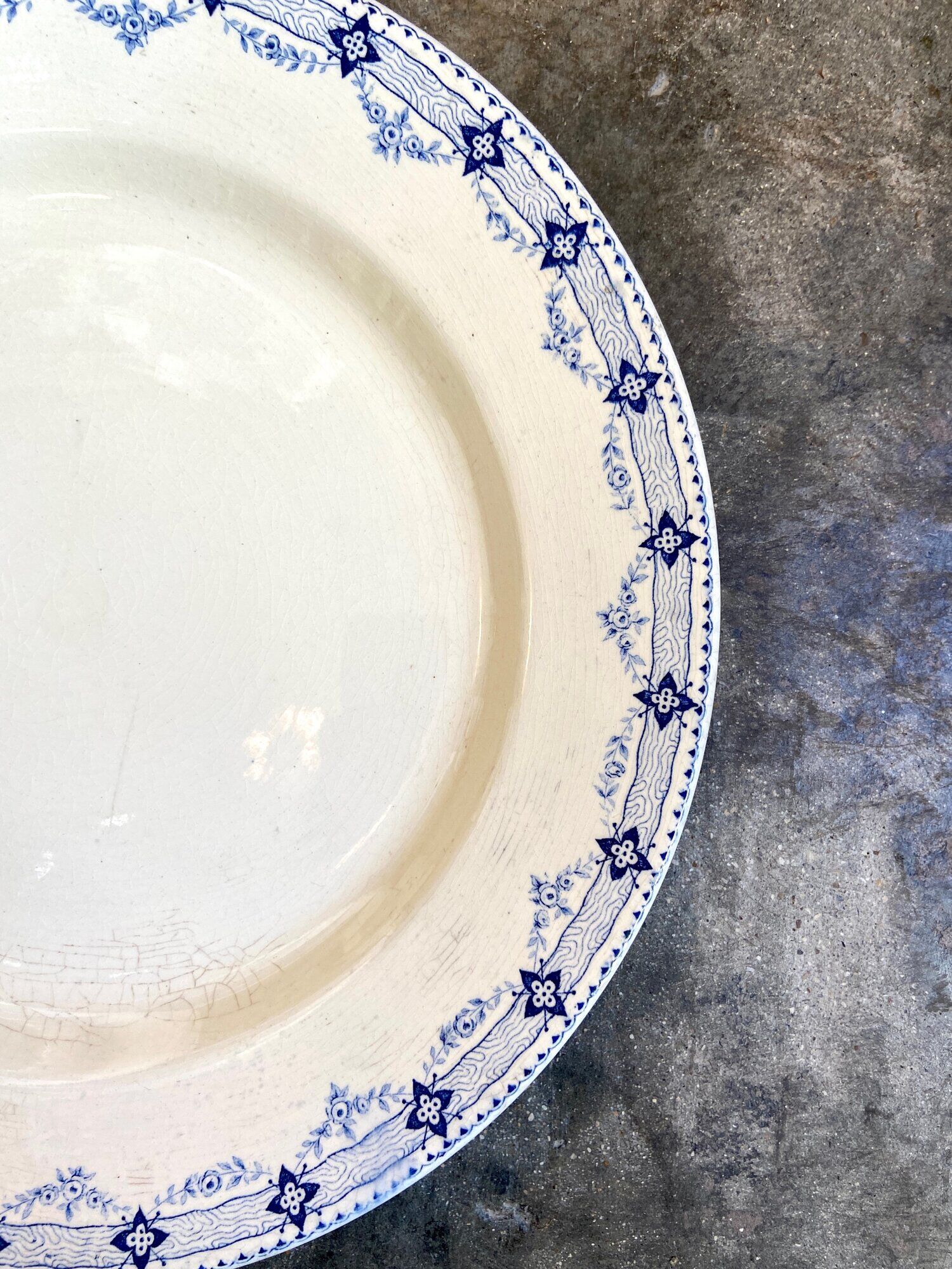 Round dish Hte Boulenger in white and blue iron earth, service "Lavoisier"