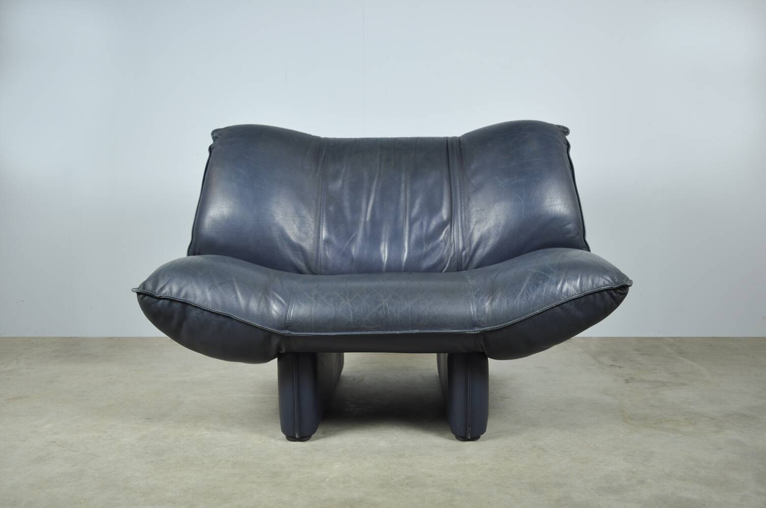 Leolux / vintage "tango" armchair in blue leather / jan armgardt / 1980s netherlands