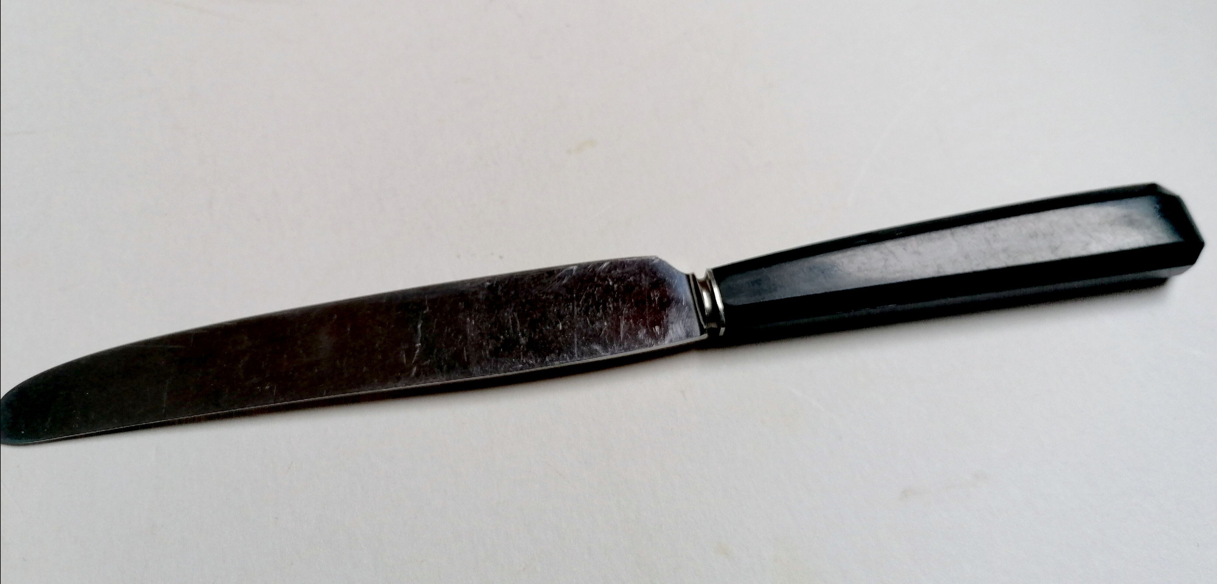 6 old knives in black bakelite