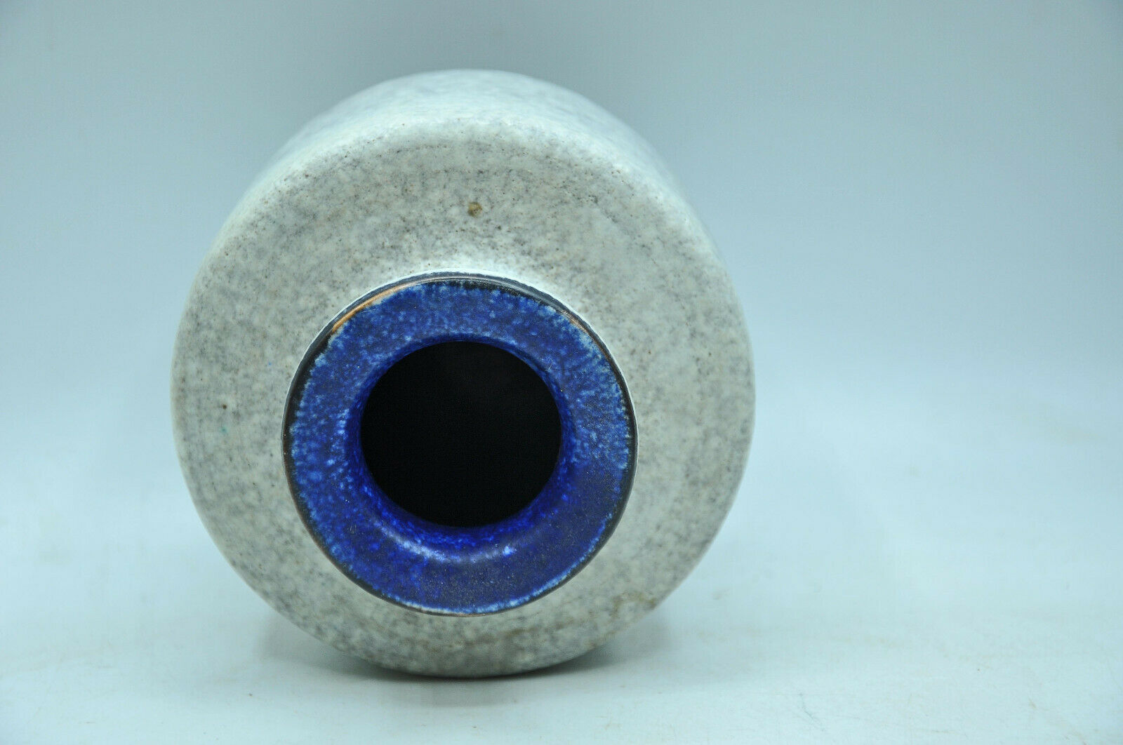 Vase pièce de forme en grés signé à identifier design contemporain collection