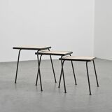 Ensemble de 3 tables gigognes en métal laqué noir, vers 1960