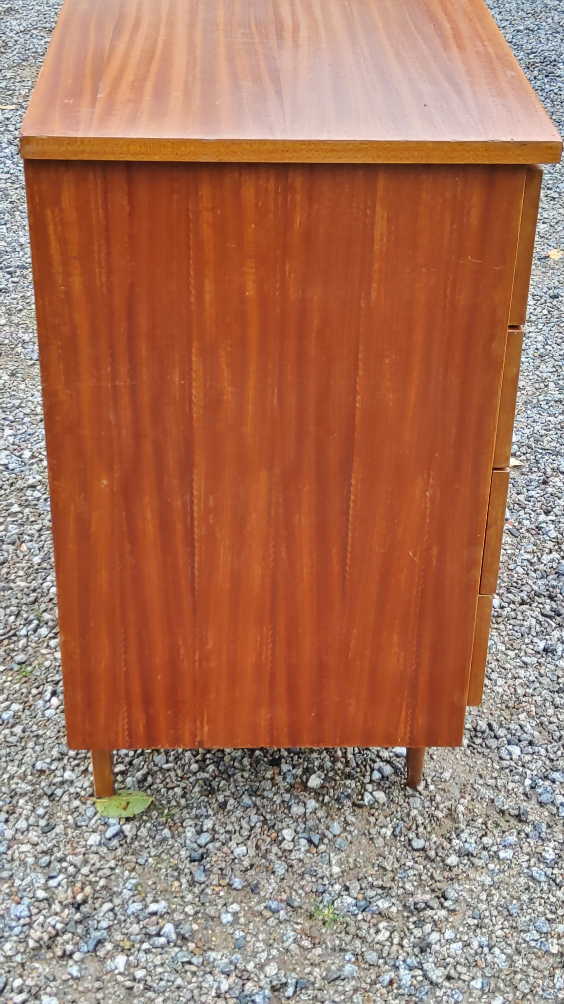 Chest of drawers from the 50s-60s in golden mahogany 4 drawers feet bobbin