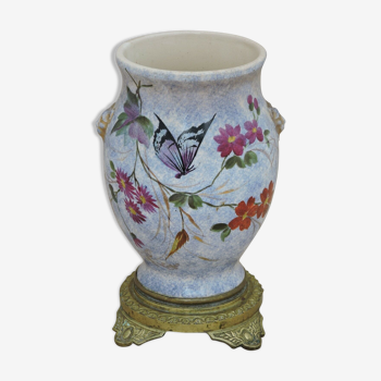 Vase en faïence décor papillon