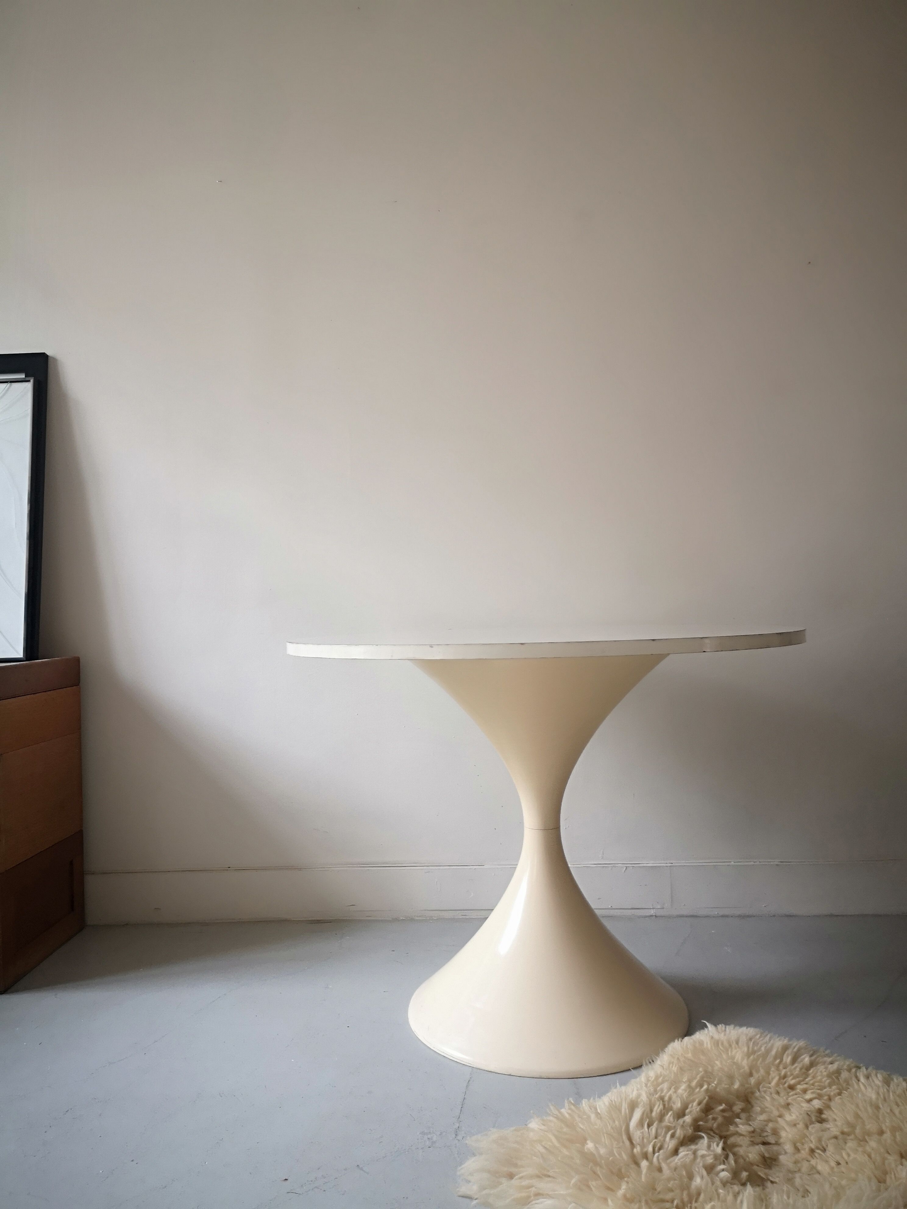 White tulip table space age