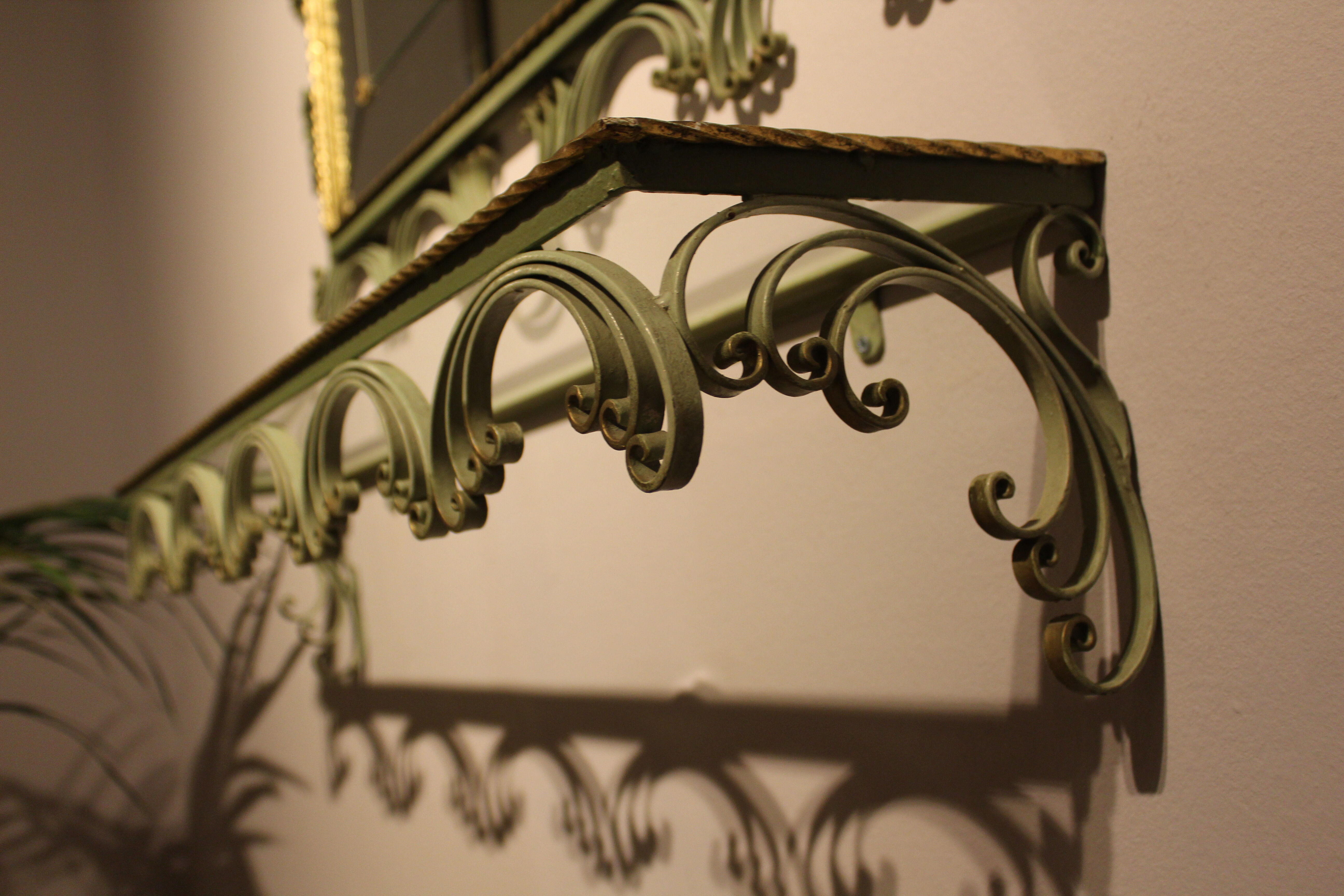 Miroir en plomb avec console en fer forgé laqué en vert pistache et or, Art Déco,