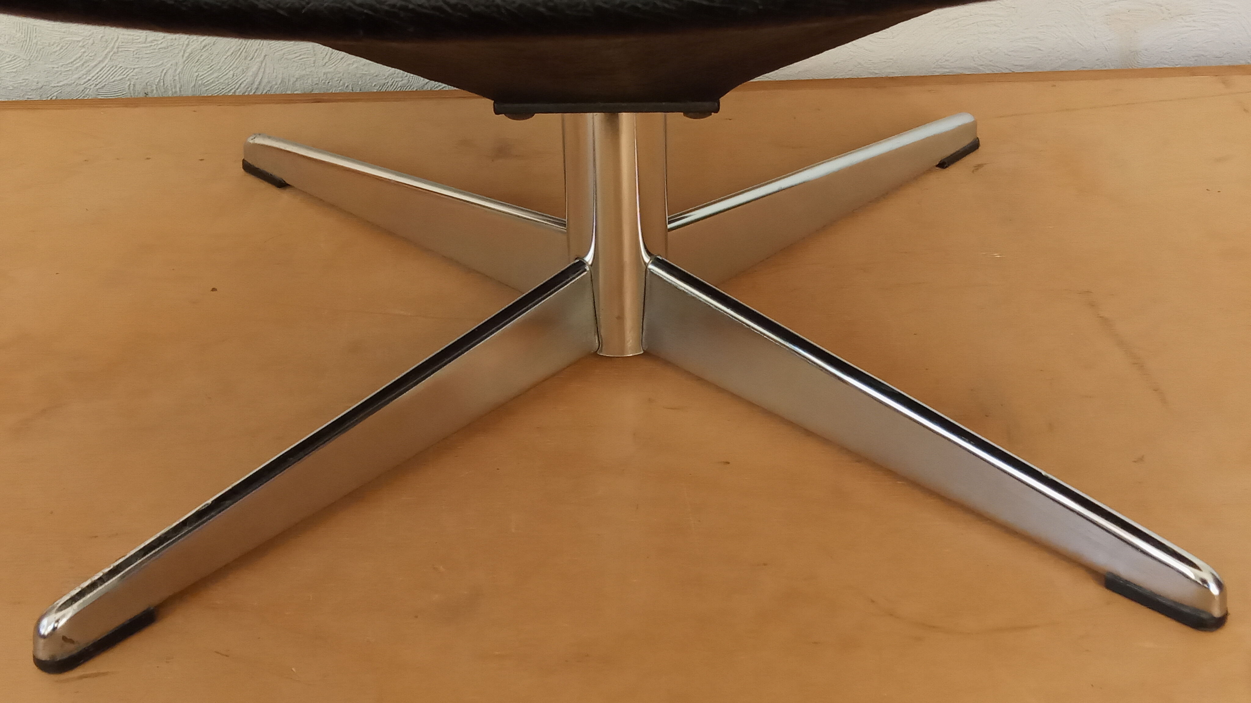 Fauteuil pivotant en skaï noir années 60