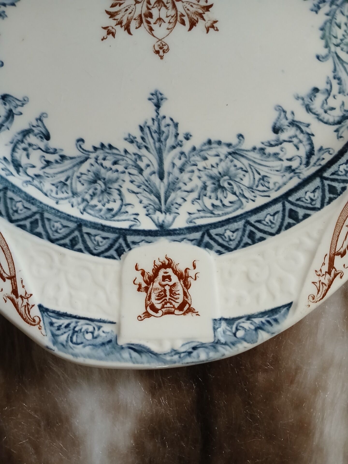 2 assiettes anciennes en Terre de fer Longchamp 