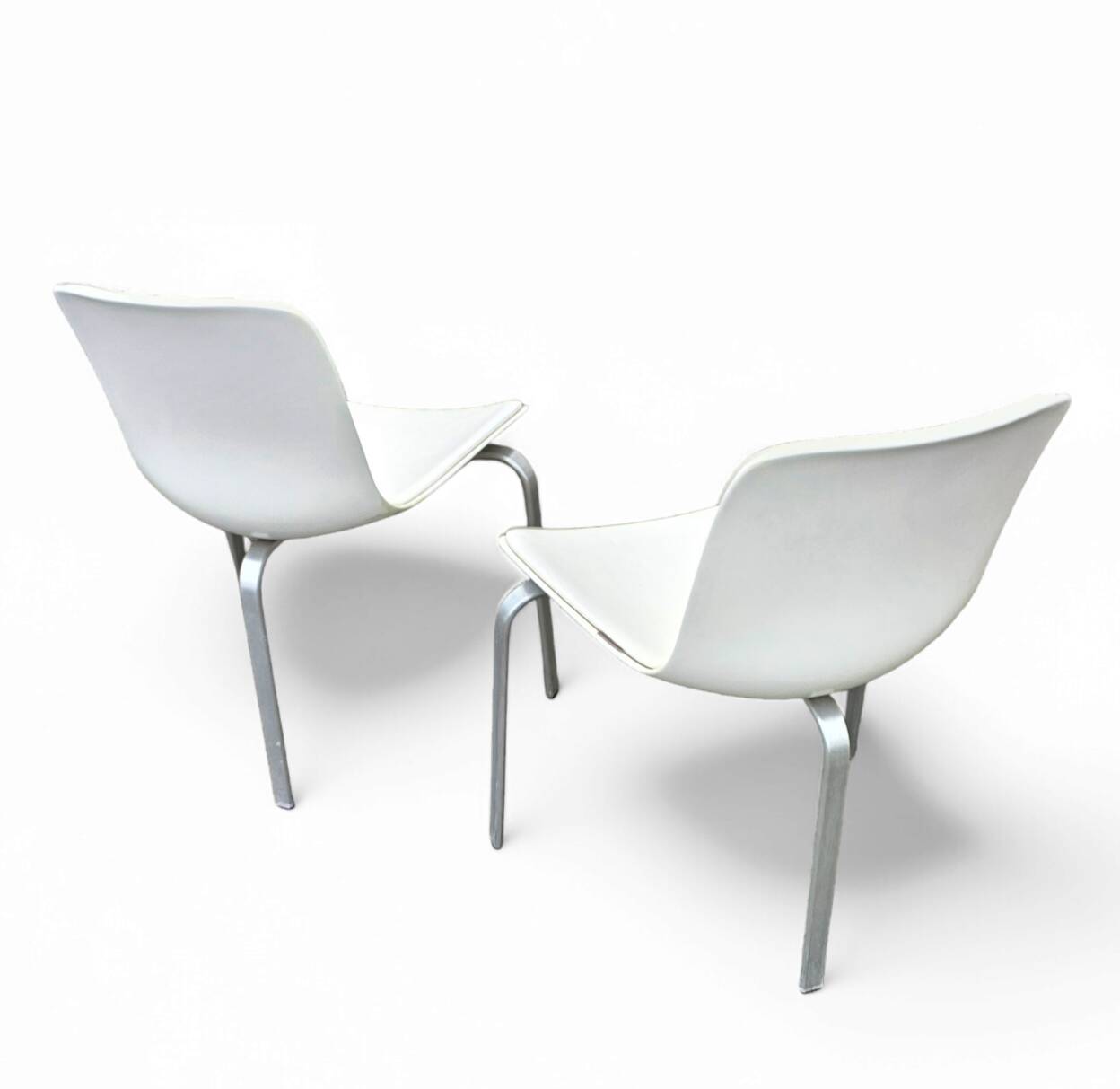Designed by Poul Kjærholm / 1978/2007  White shell / white leather