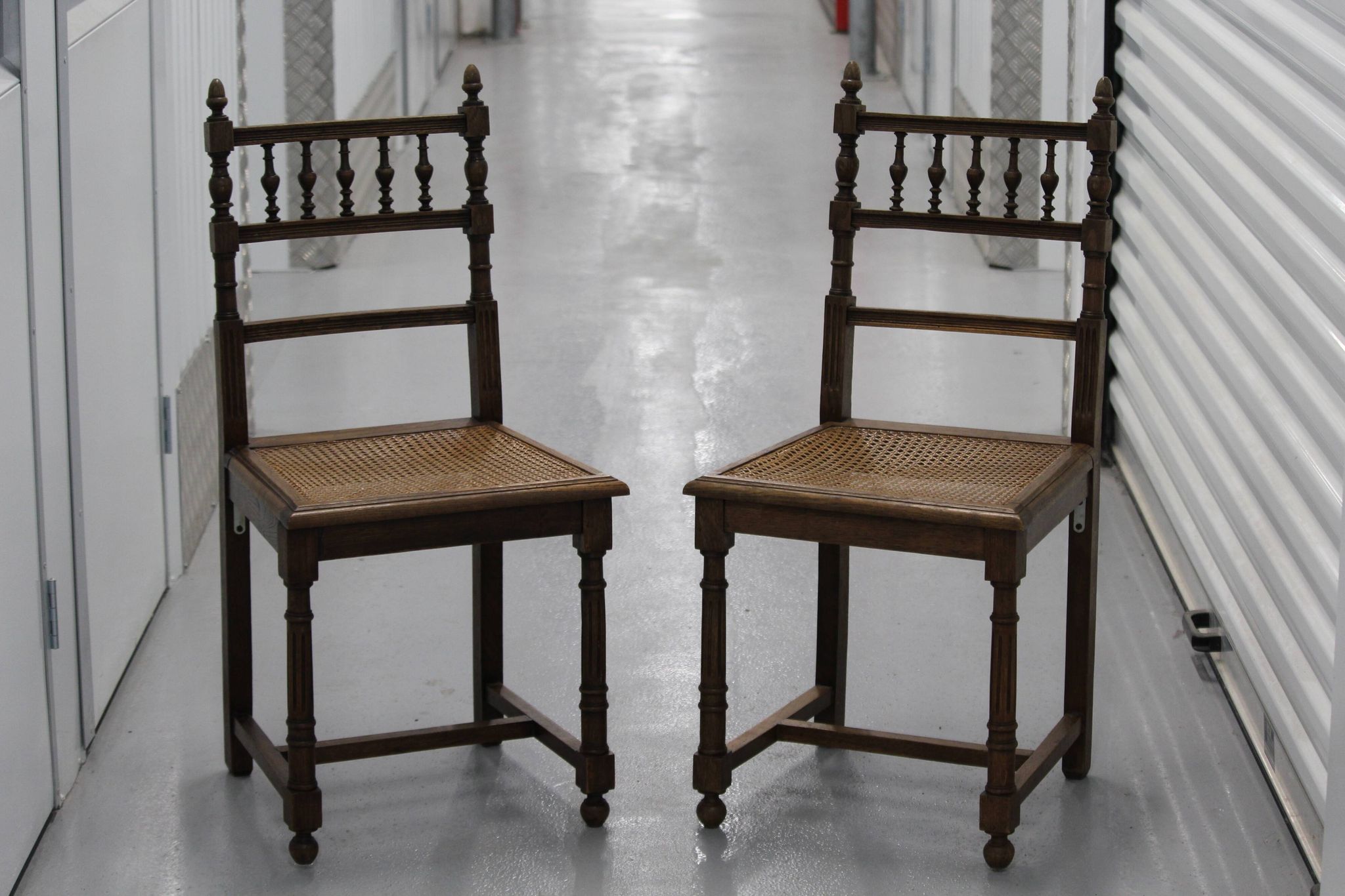 Paire de chaises cannées en bois