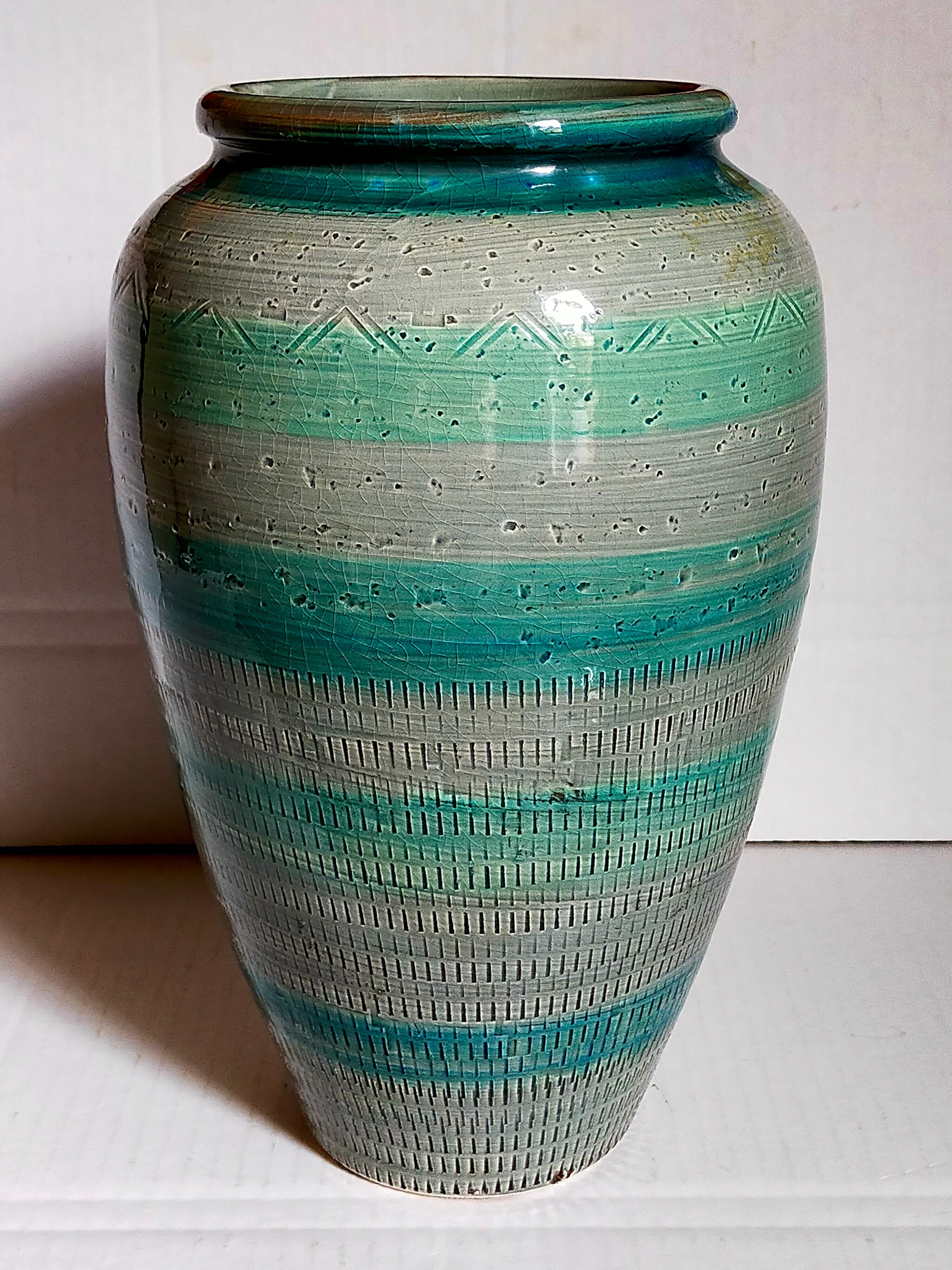Ceramic vase scarified with gray-blue enamel