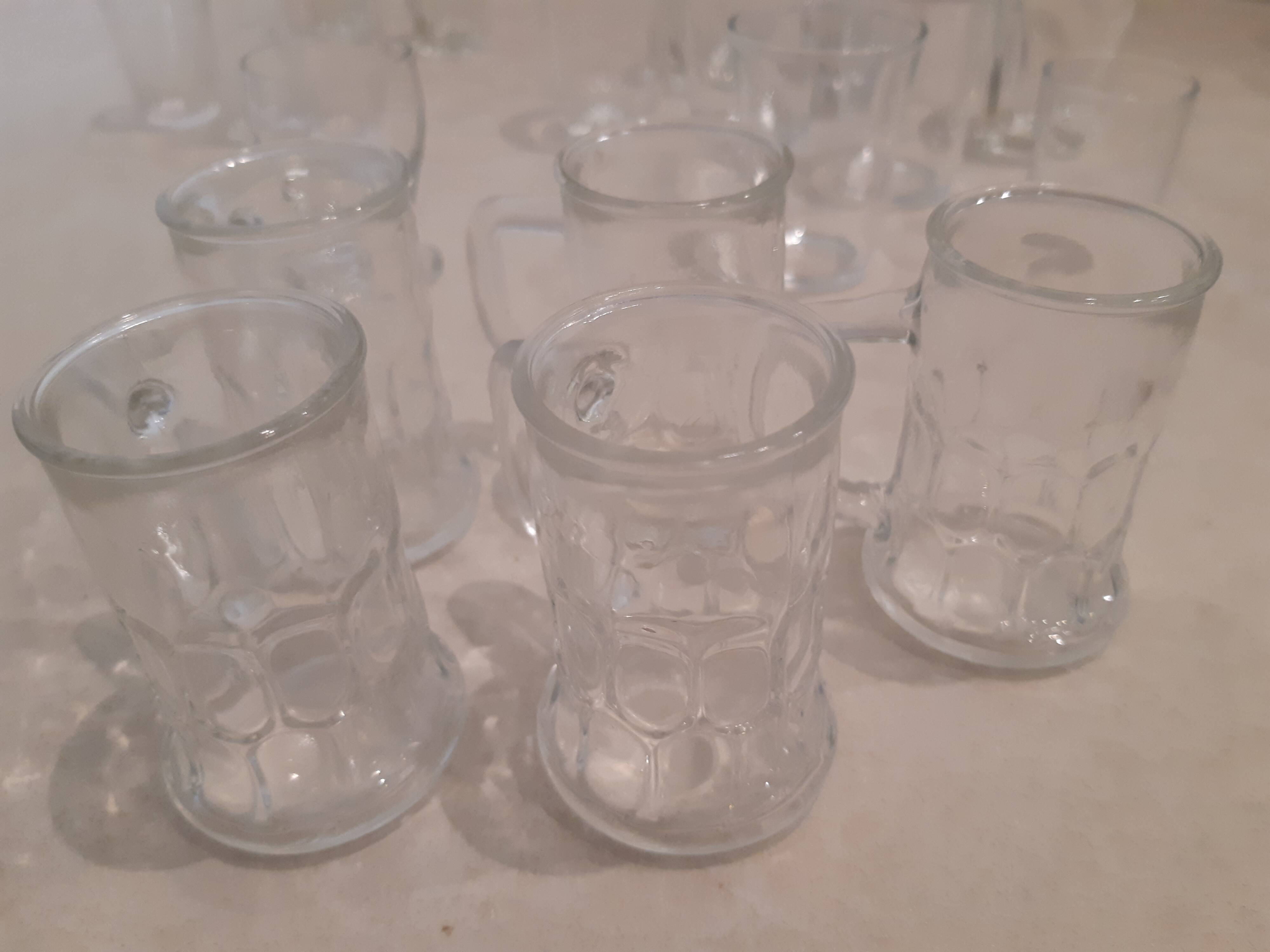 Lot de 21 petits verres dépareillés.