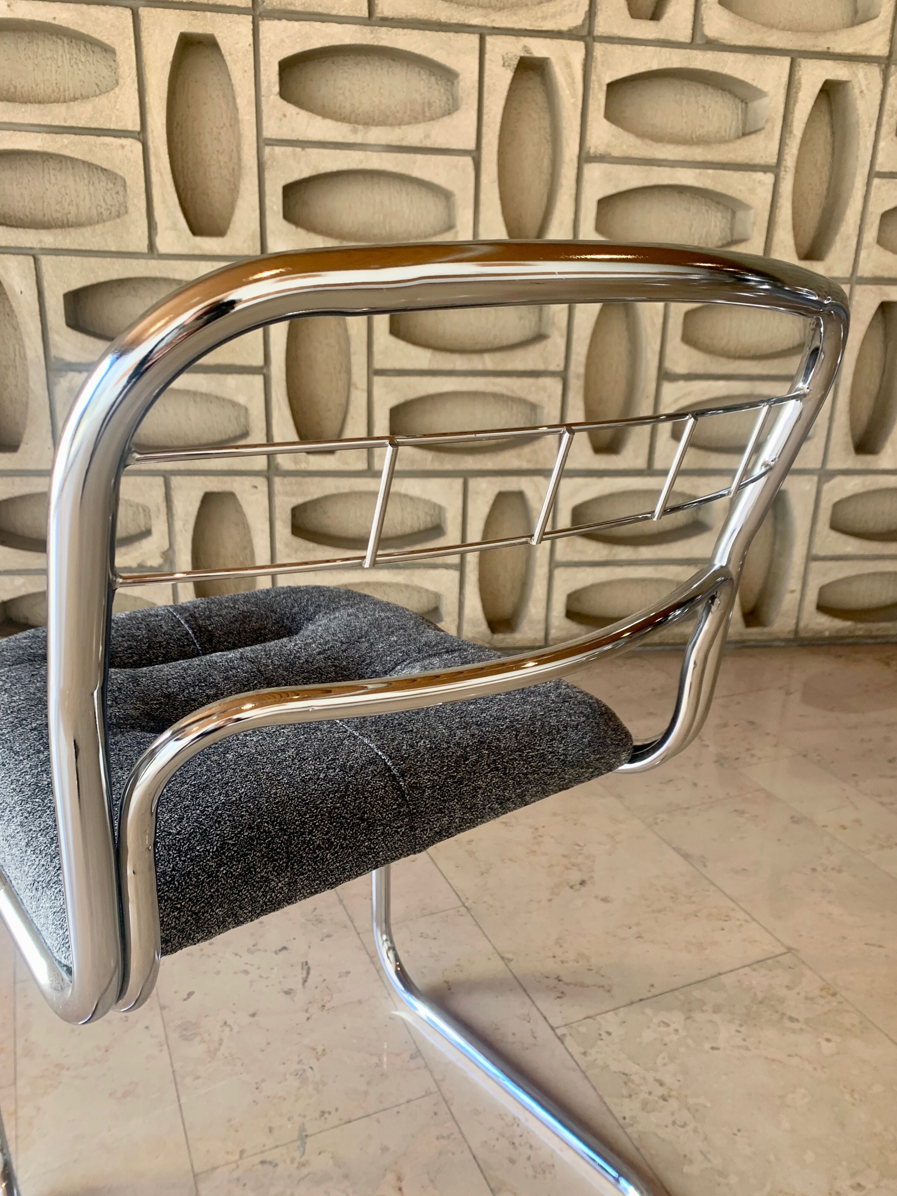 Chaises chromées avec assises retapissées