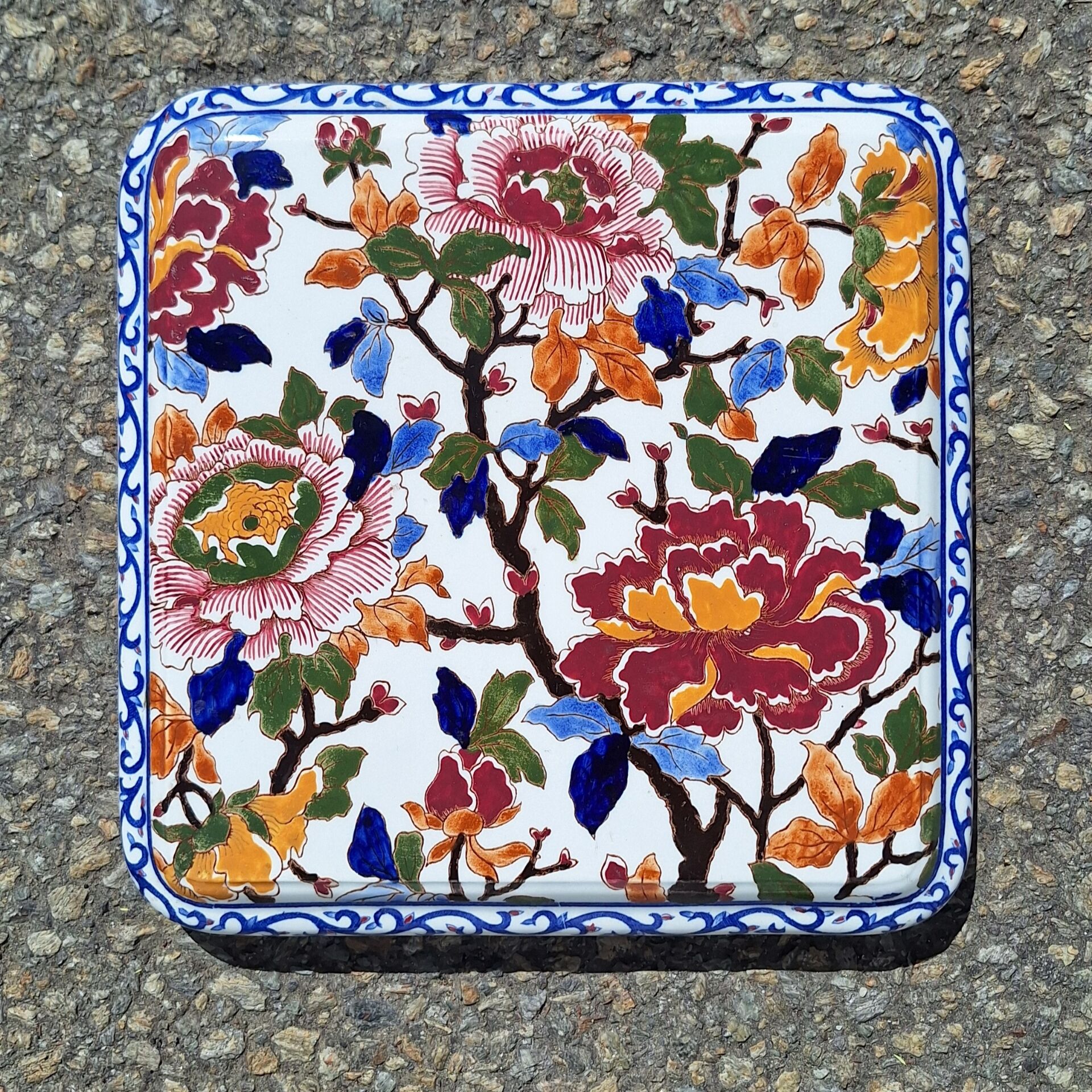 Gien trivet model peony