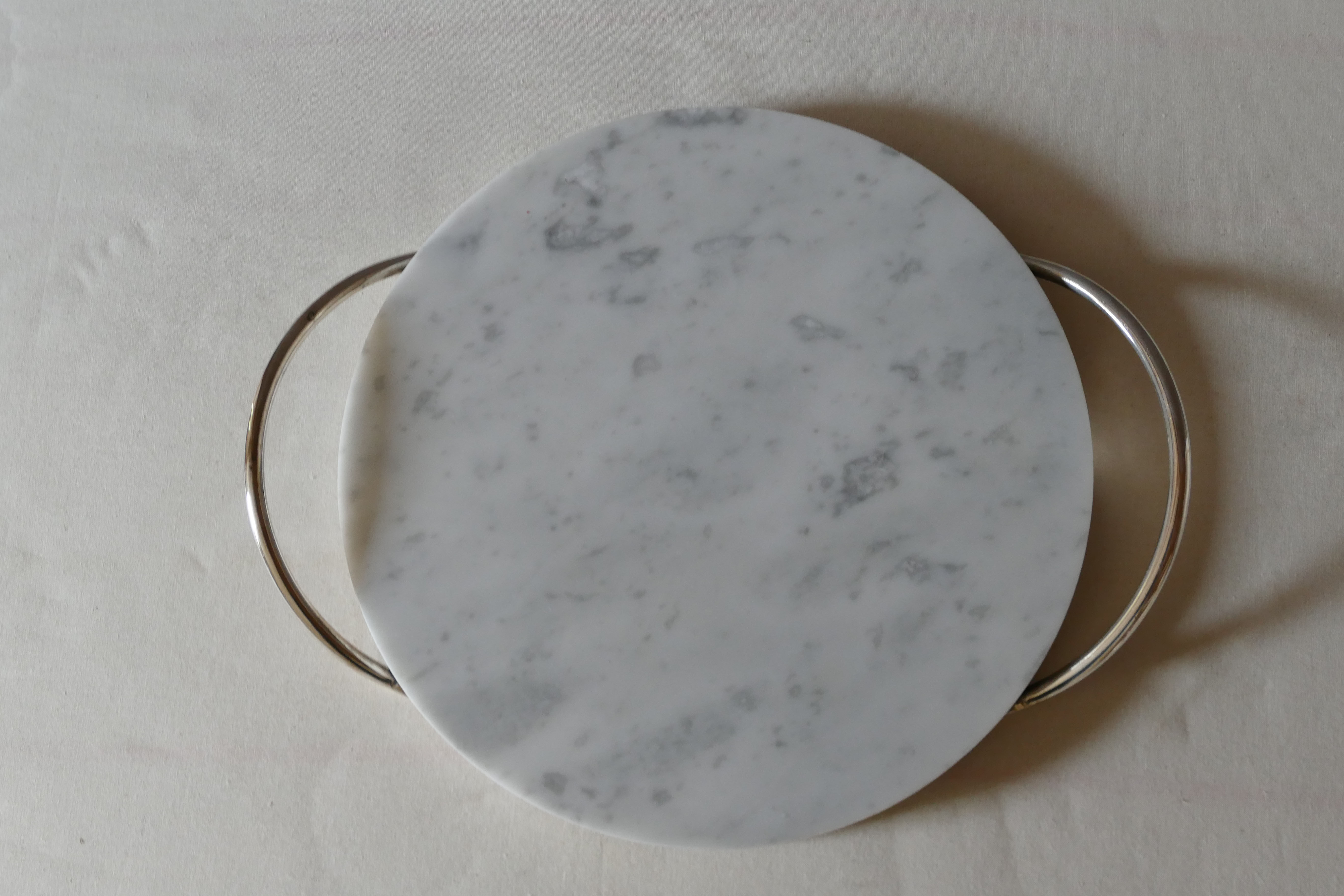 Oval cheese platter in marble and silver