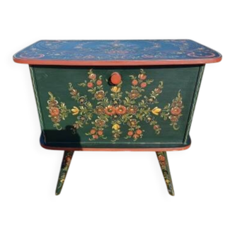 Meuble de rangements bois peint décor savoyard