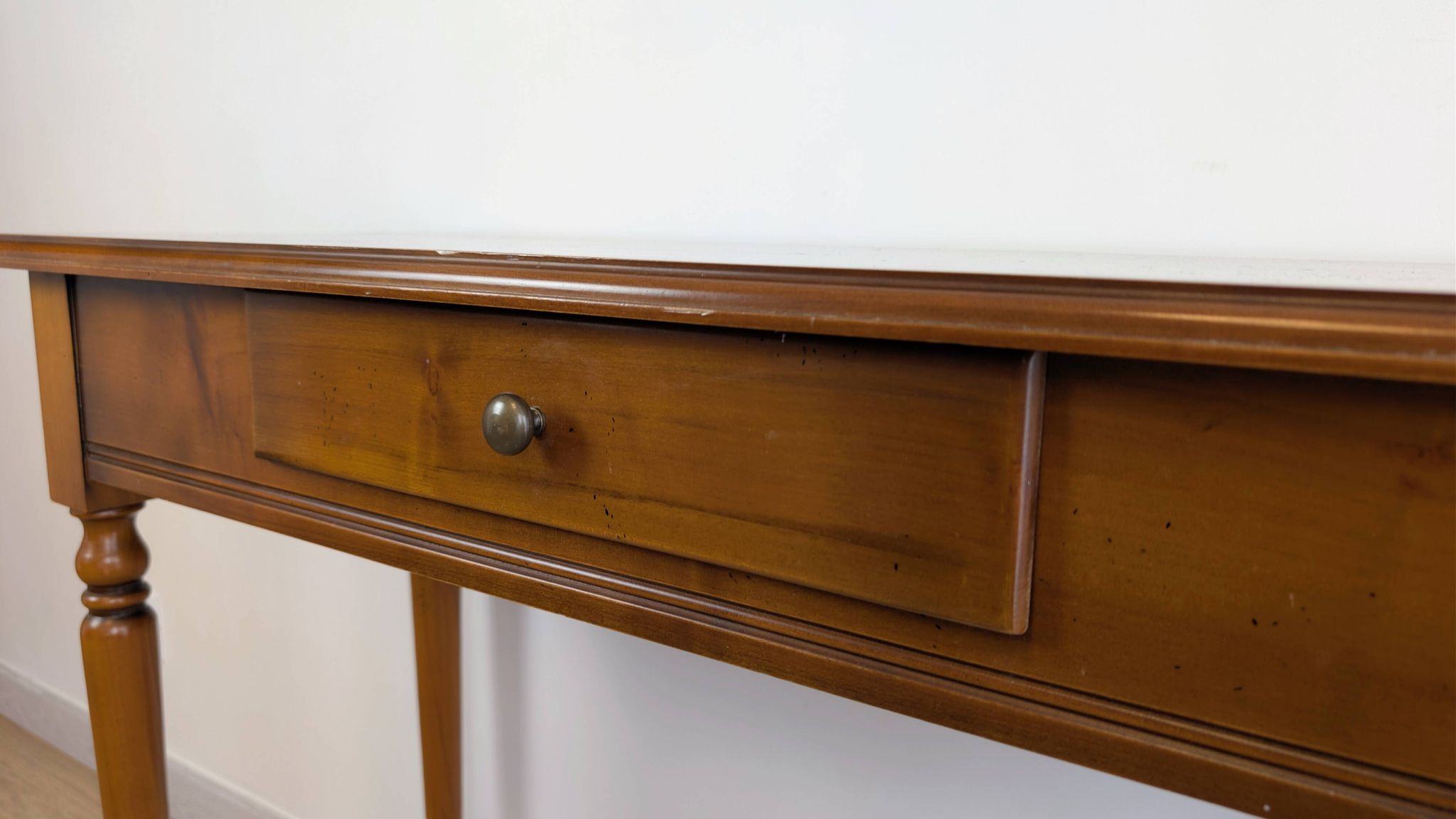Console en merisier aux pieds tournés et tiroir – charme classique
