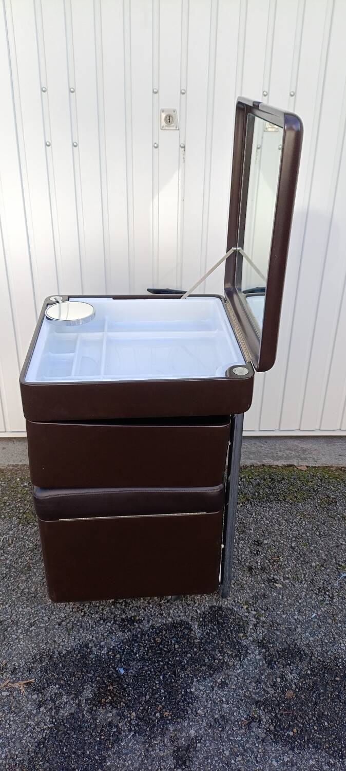 Hairdresser by Carlo Urbinati