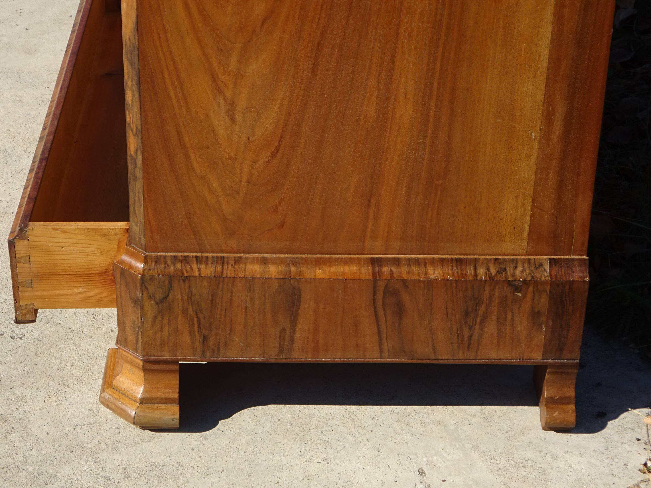 Commode en noyer et ronce de noyer style Louis Philippe
