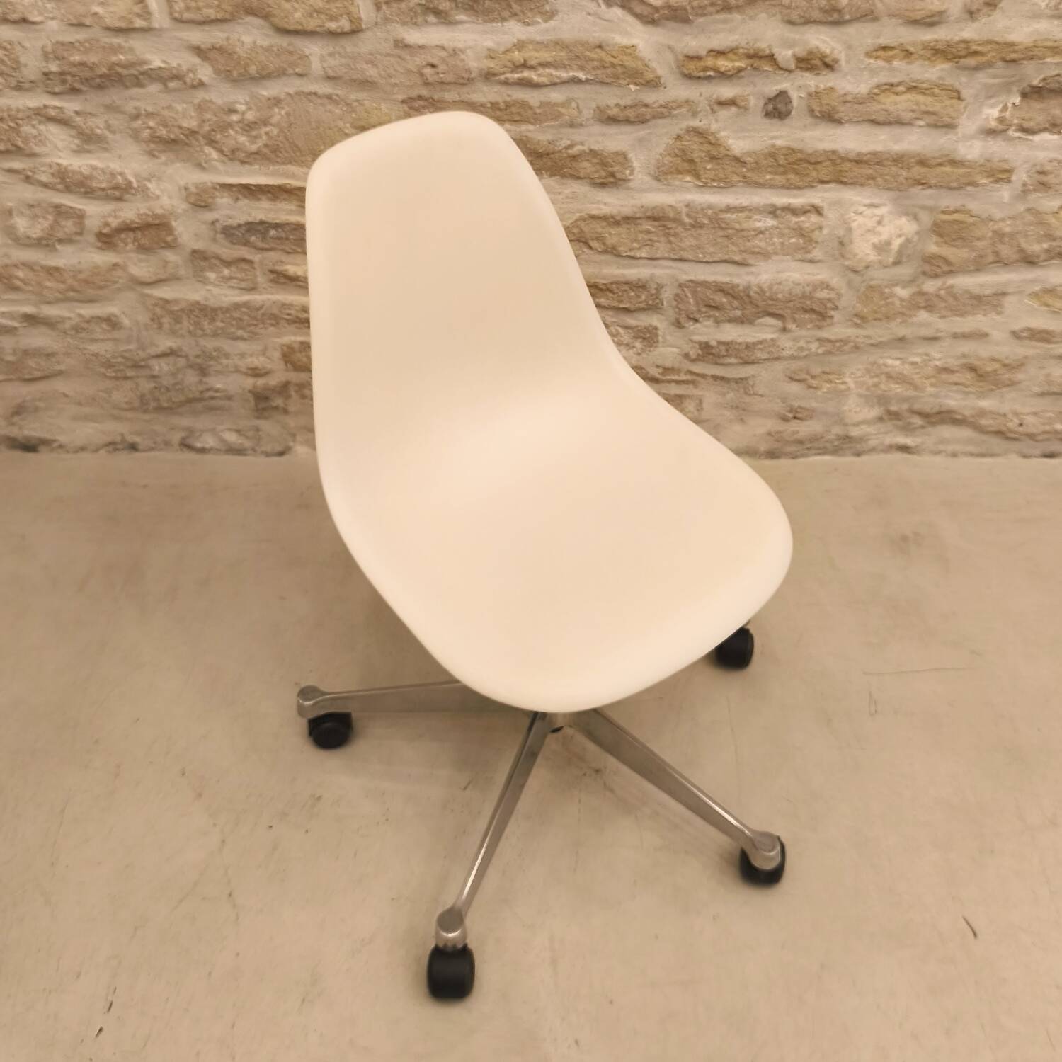 PSCC RE office chair designed by Charles and Ray Eames, Vitra