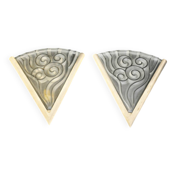 Paire d’appliques Art déco triangulaires en métal argenté et verre moulé