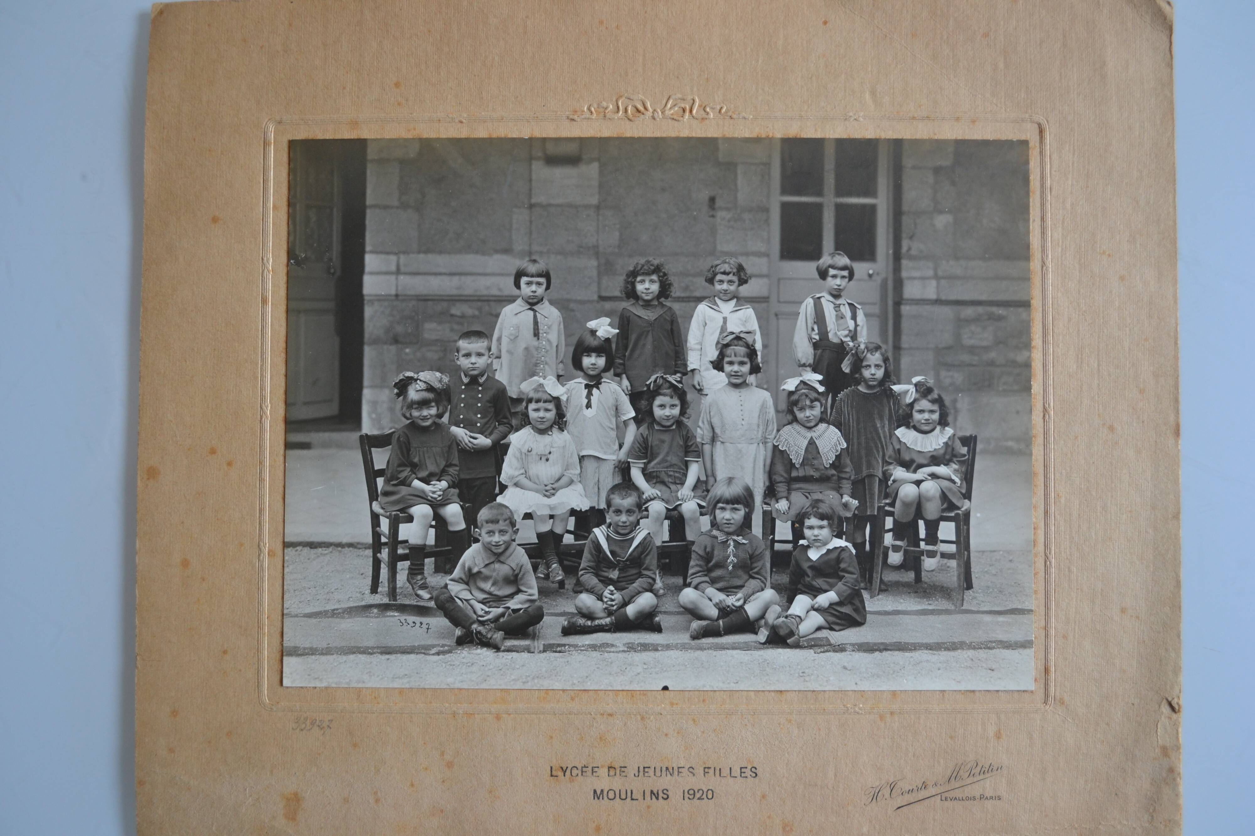 Old photo of class of girls' high school Moulin 1920