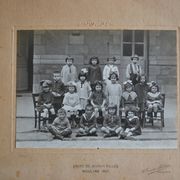 Old photo of class of girls' high school Moulin 1920