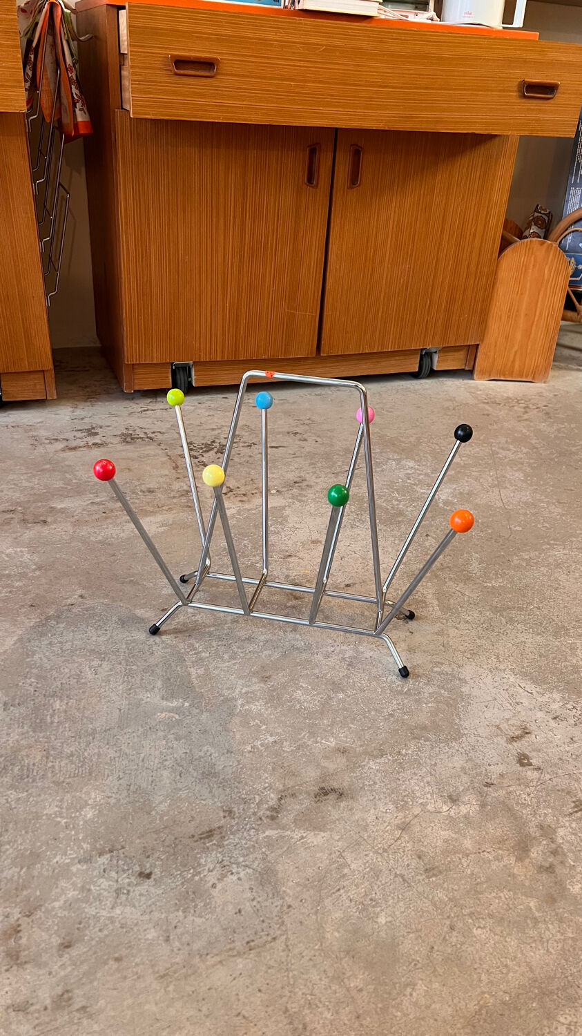 Sputnik magazine rack