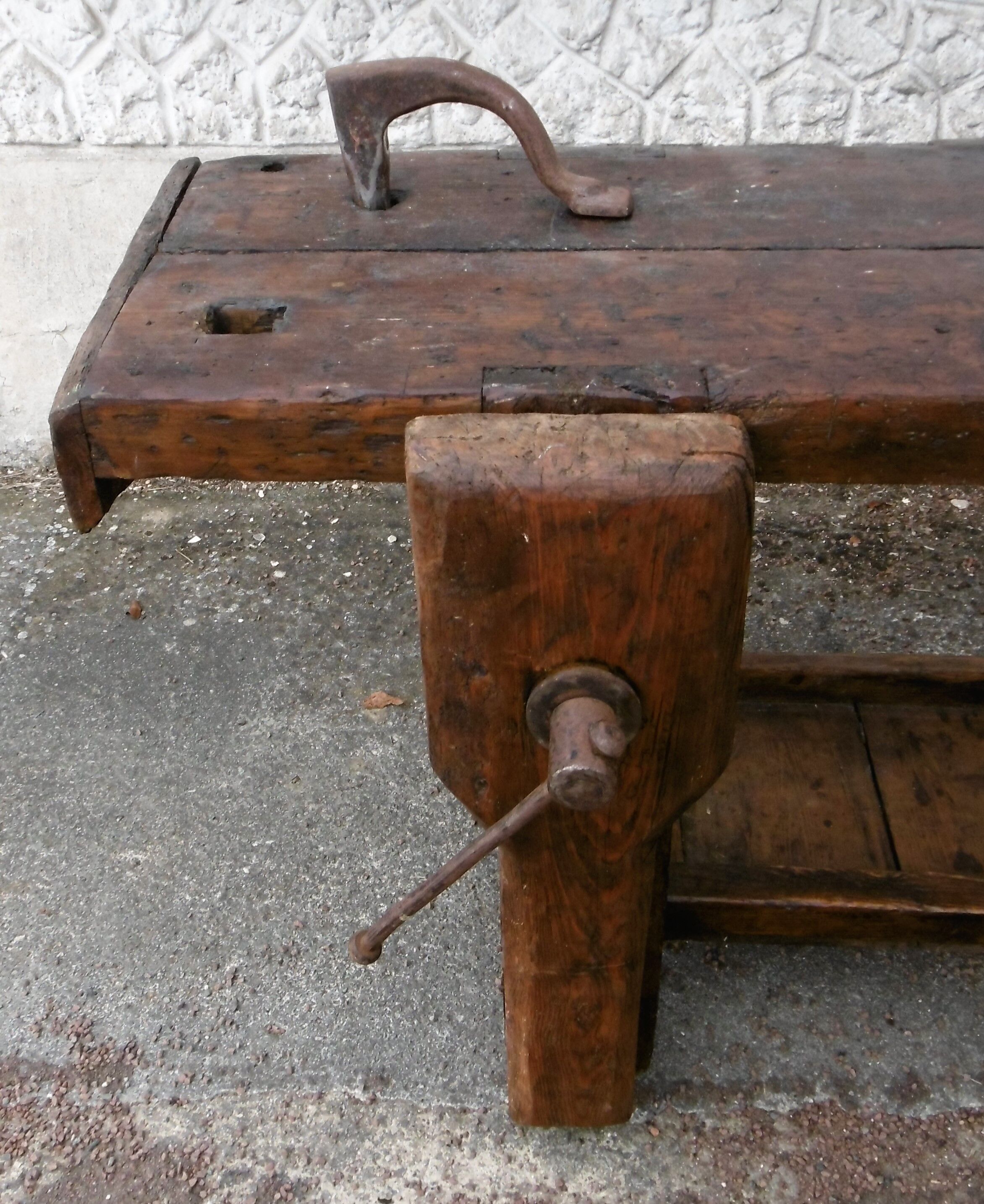 Workbench in raw wood with the press