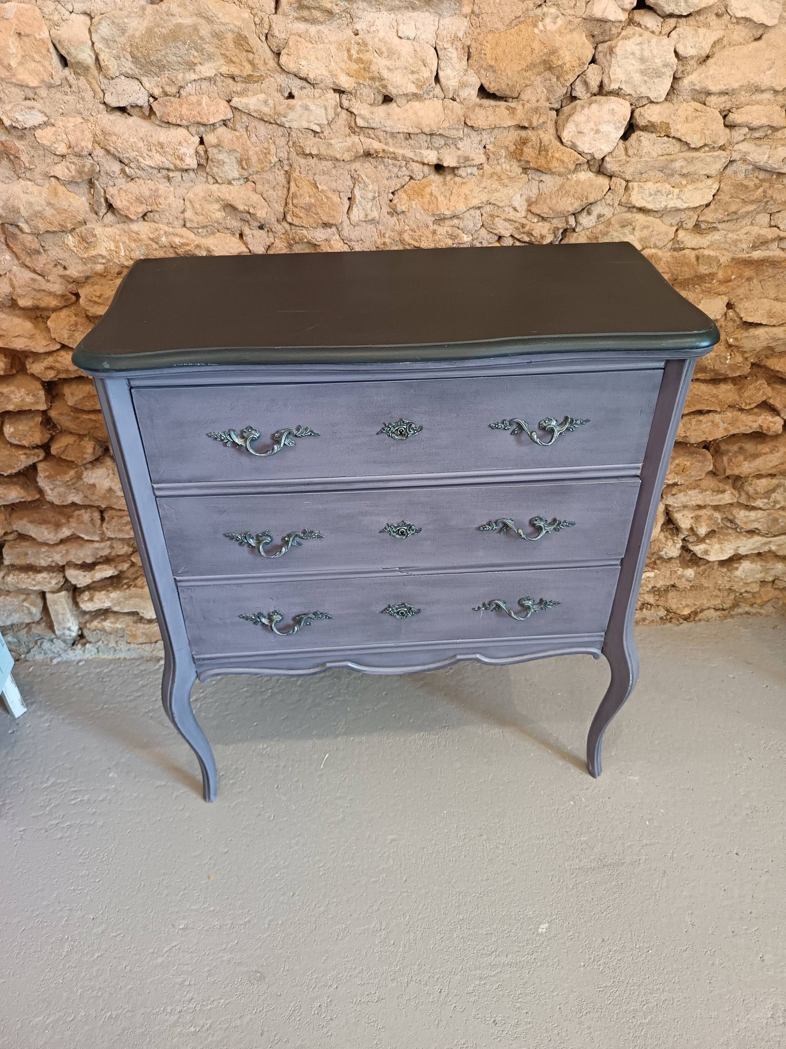 Classic commode with a violet patina.
