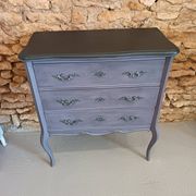 Classic commode with a violet patina.
