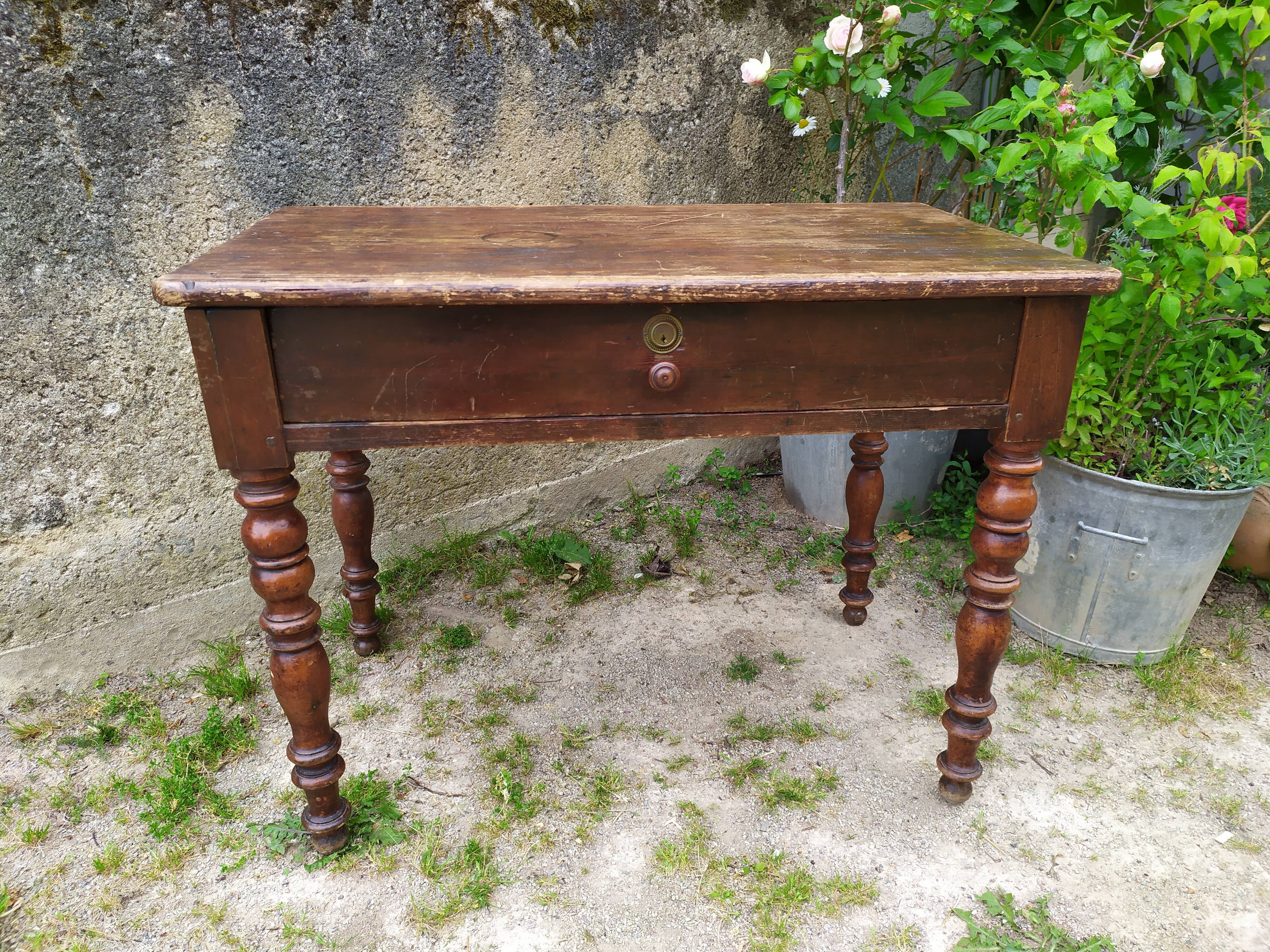 Desk with turned legs