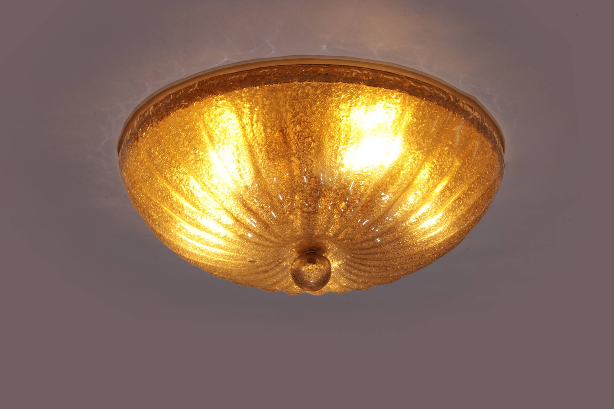Plafonnier italien en verre de Murano avec détails dorés