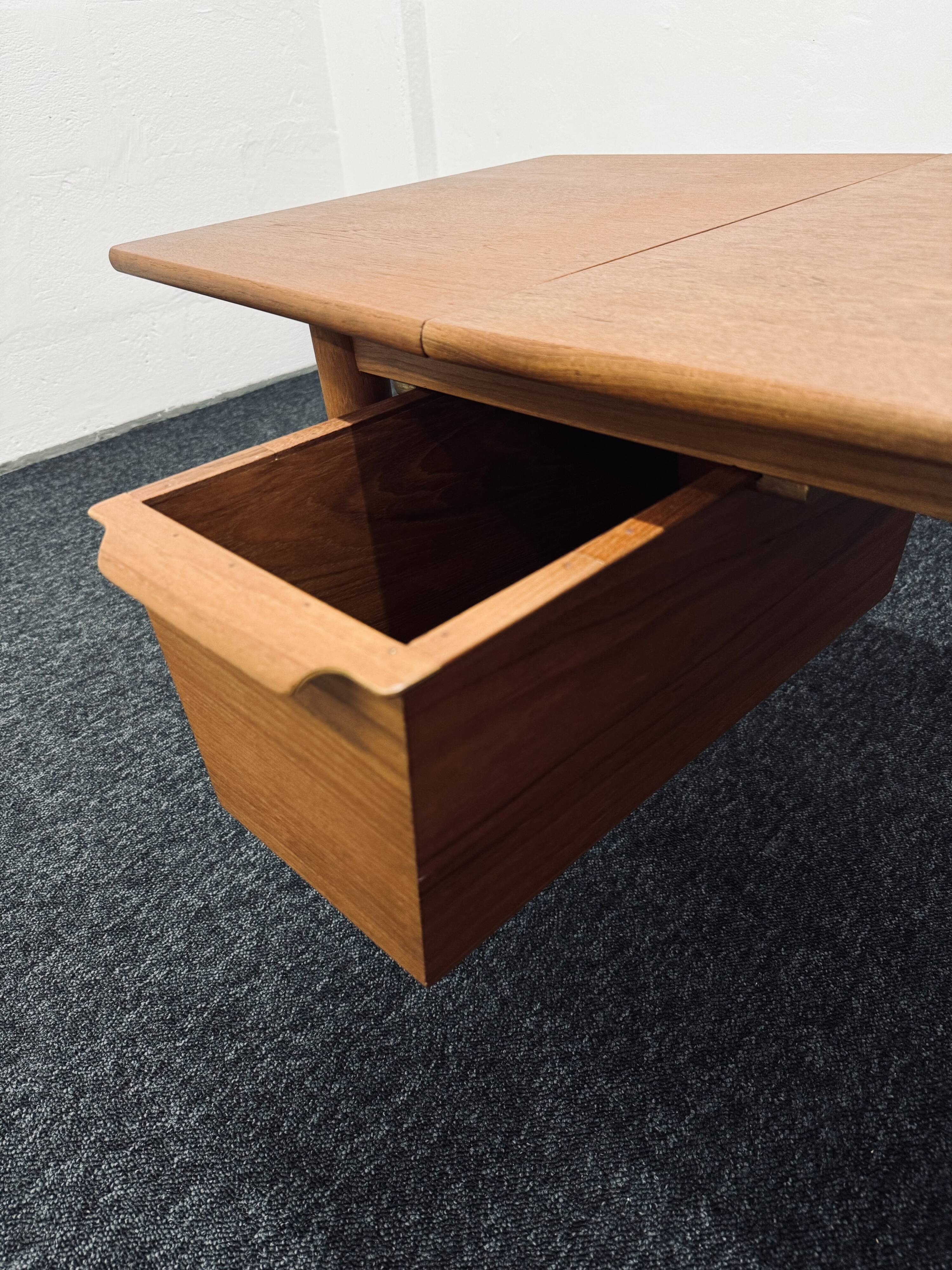 Table basse danoise en teck par Arne Vodder