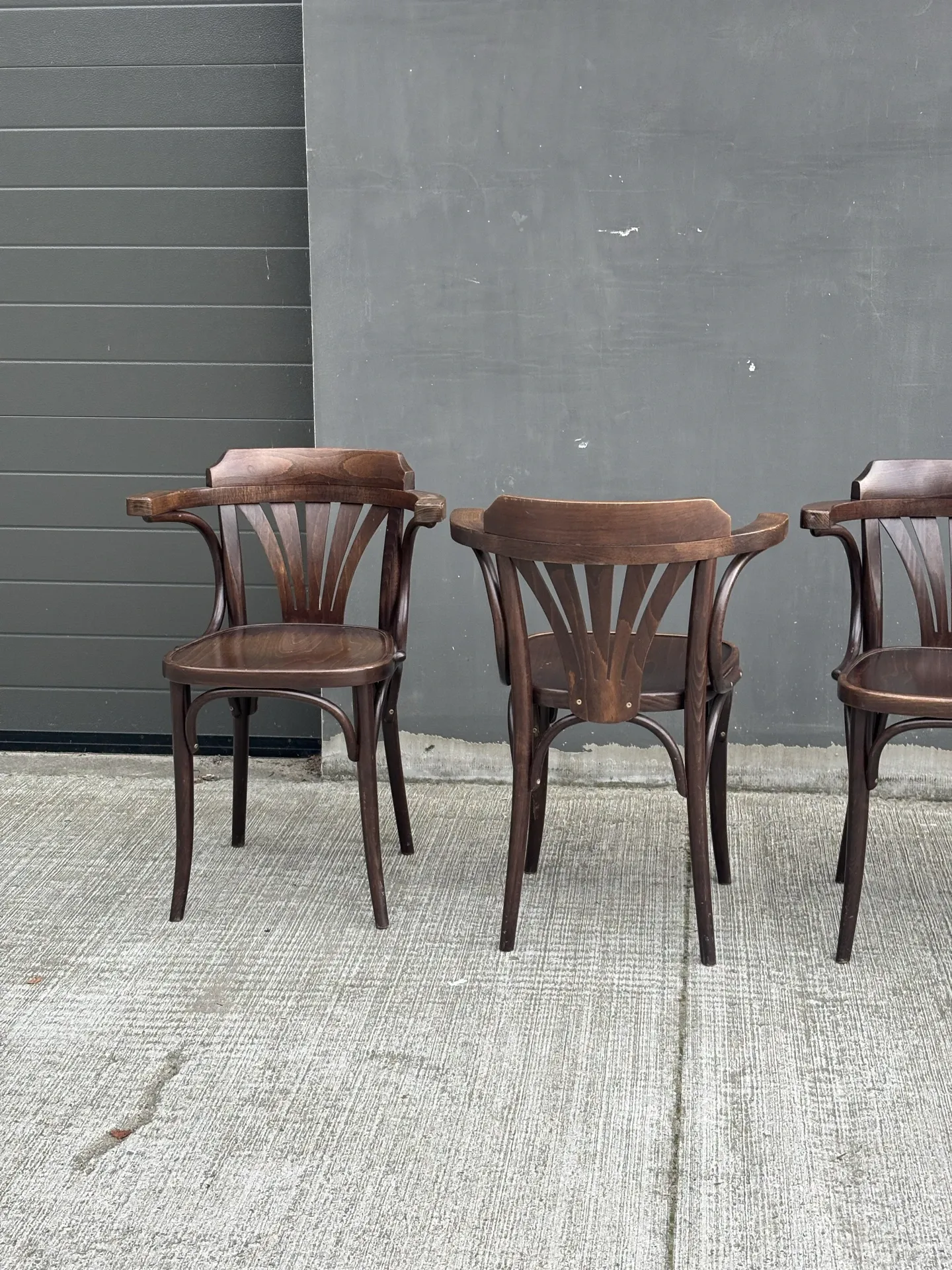 Set of 4 vintage bentwood bistro chairs with armrests – Styl