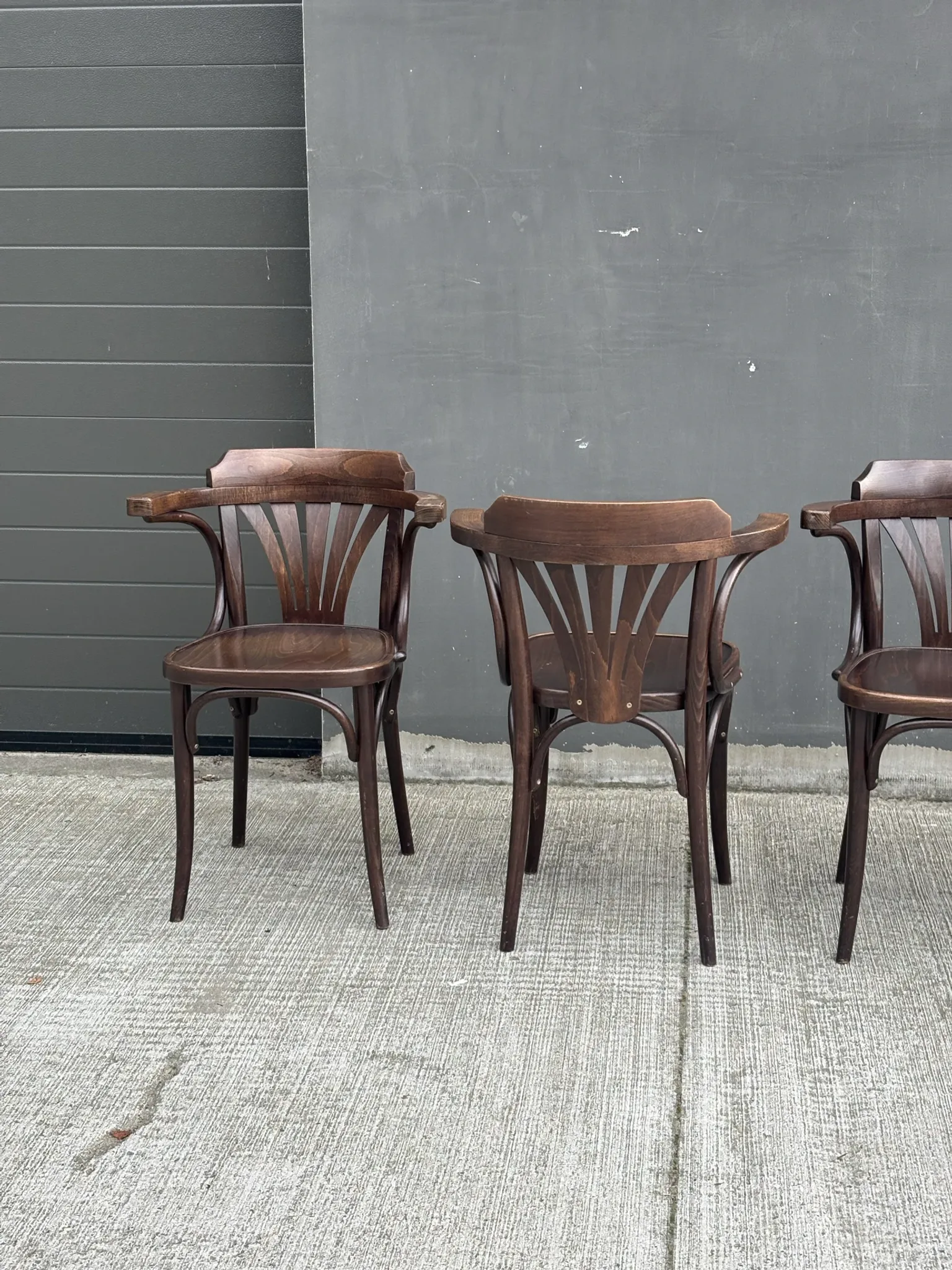 Set of 4 vintage bentwood bistro chairs with armrests – Styl
