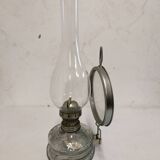 Ancienne lampe à pétrole en verre avec son miroir
