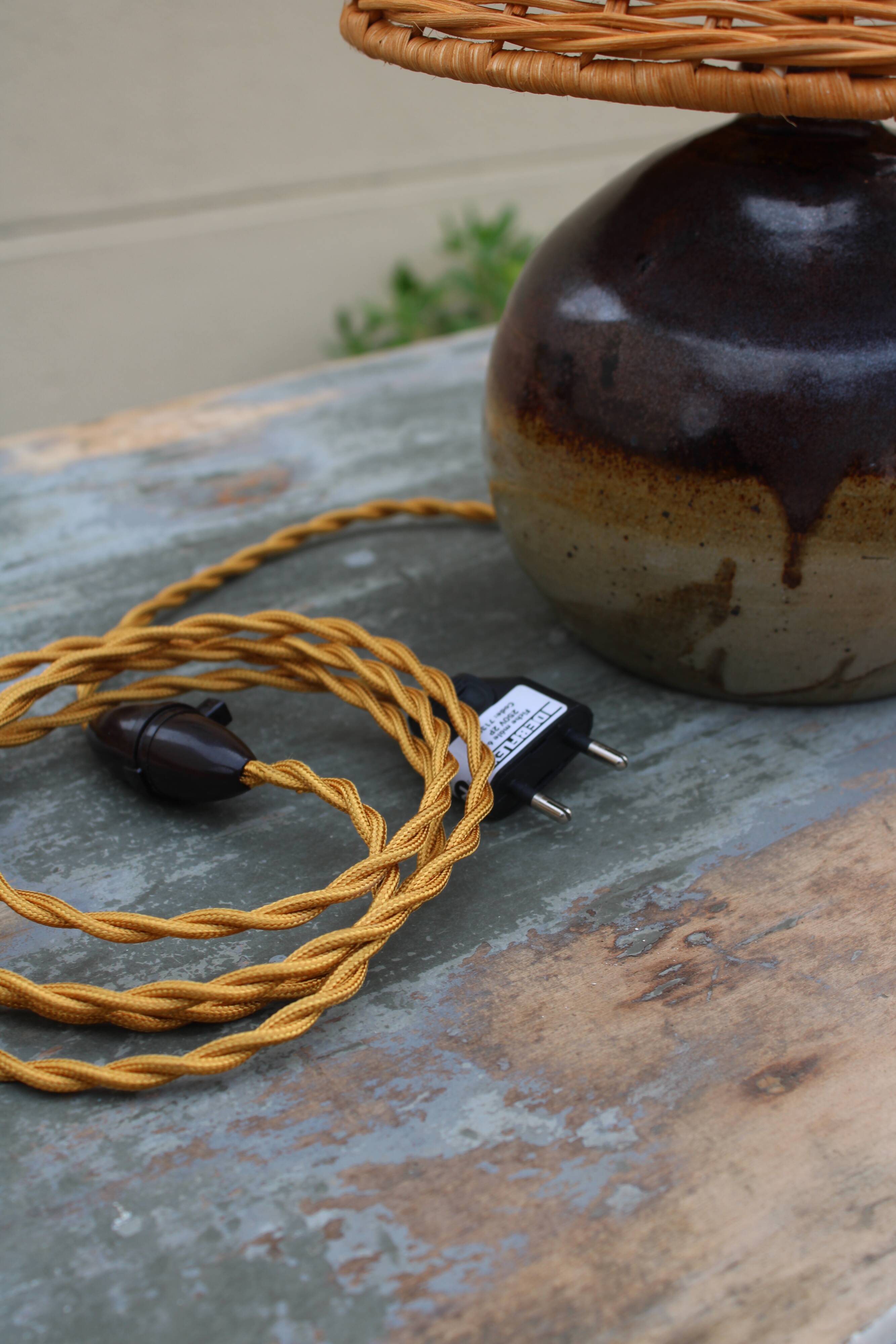 Vernified and rattan sandstone lamp