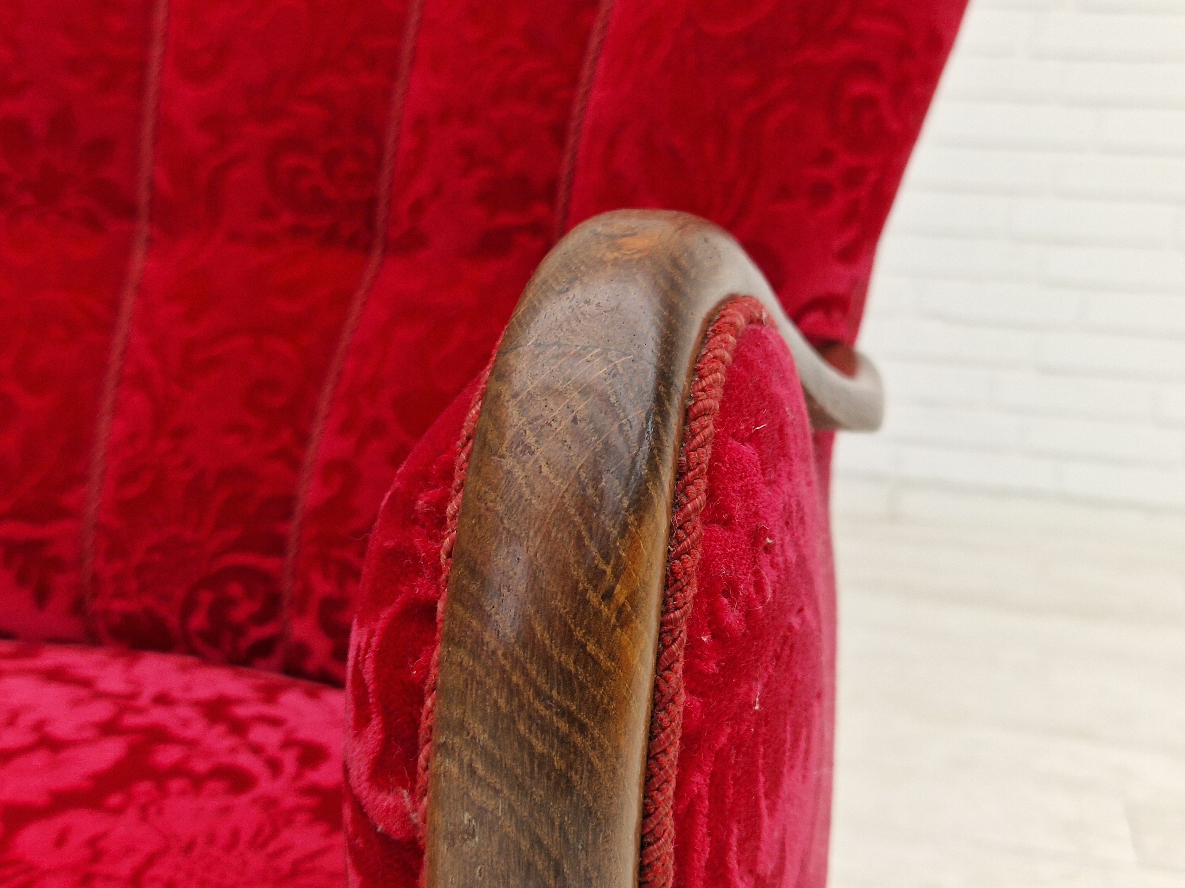 Années 1960, design danois, fauteuil en tissu rouge cerise, très bon état d’origine.