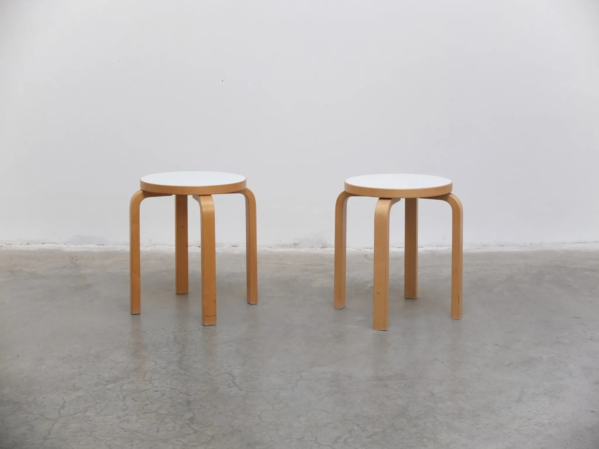 Paire de tabourets 'E60' par Alvar Aalto pour Artek, 1933